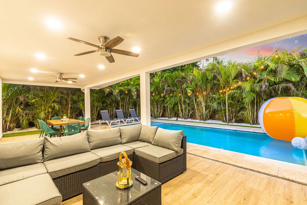Villa Gumbo Hollywood: Spacious 5-Bedroom Villa with Pool and Seaview, Hollywood