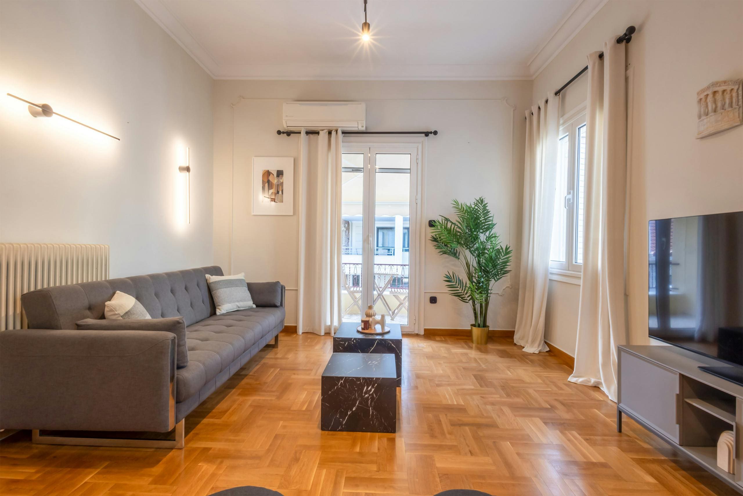 Villa Ippokrateio Athens: Luxury 3-Bedroom Apartment with Hot Tub and Acropolis Views, Athens