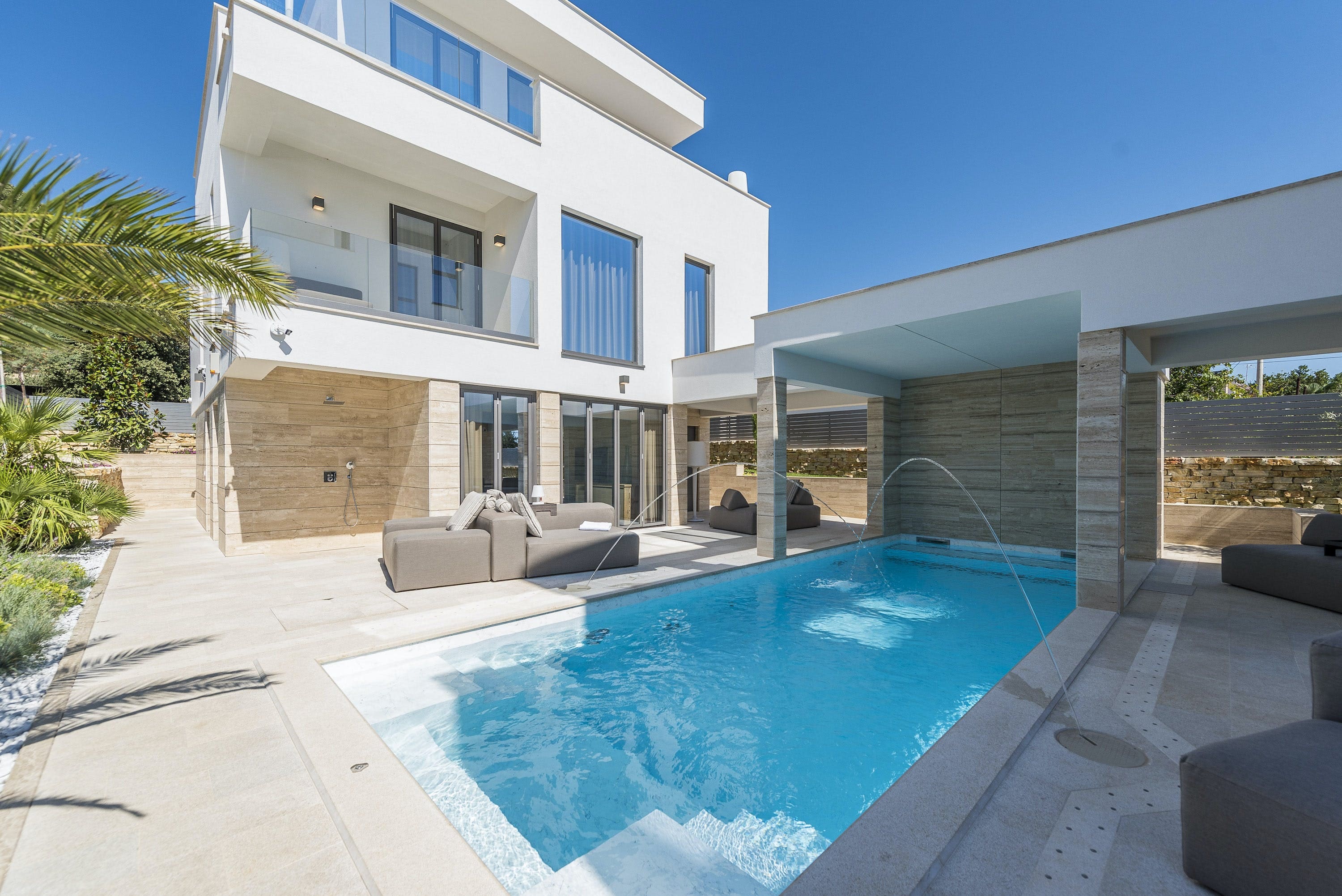 Villa Jugo Vrsi: 5-Bedroom Beachfront Villa with Pool and Sauna, Zadar