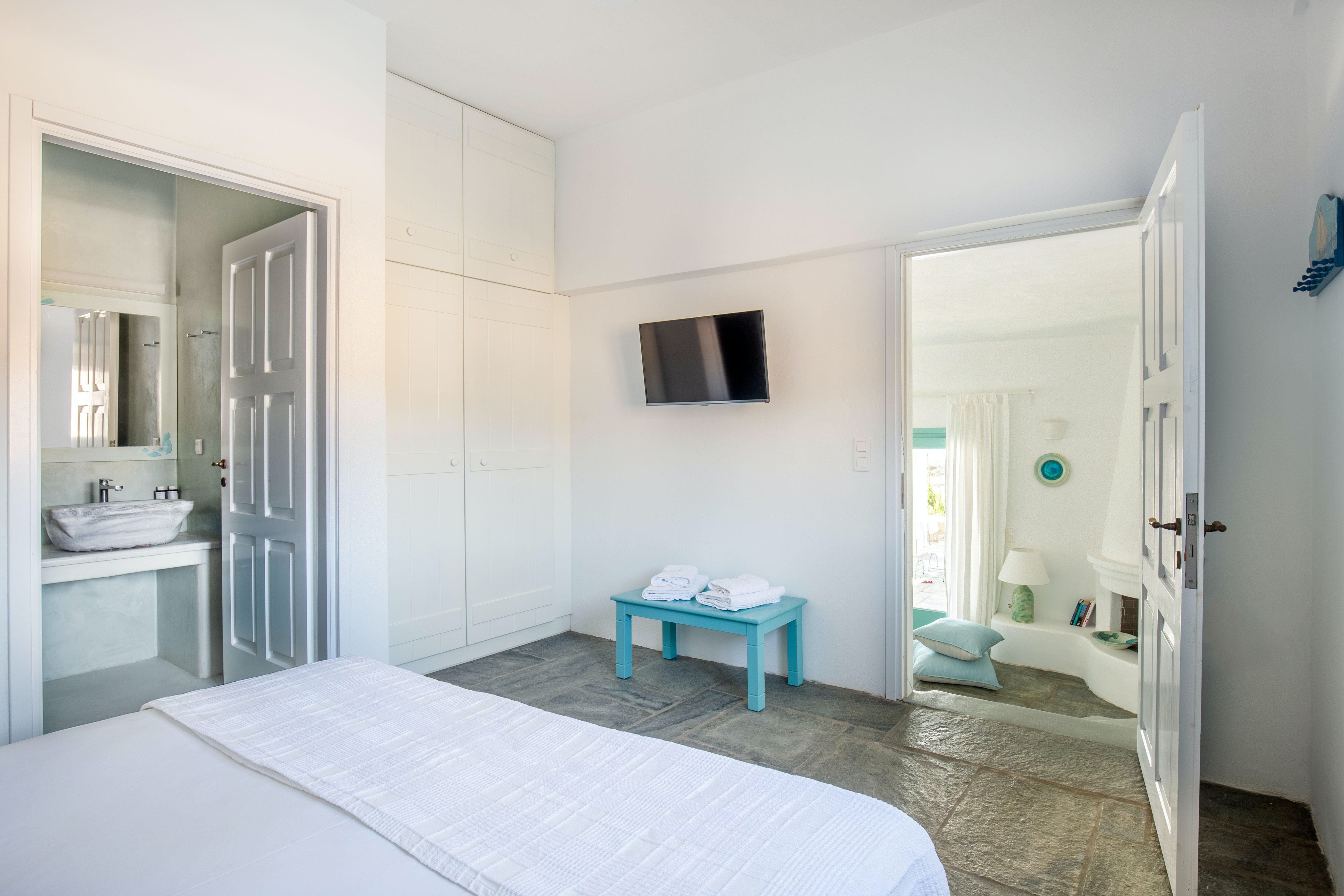 Villa Kallisti Santorini Santorini 3: Luxury 2-Bedroom Apartment with Shared Pool and Sea Views, Santorini