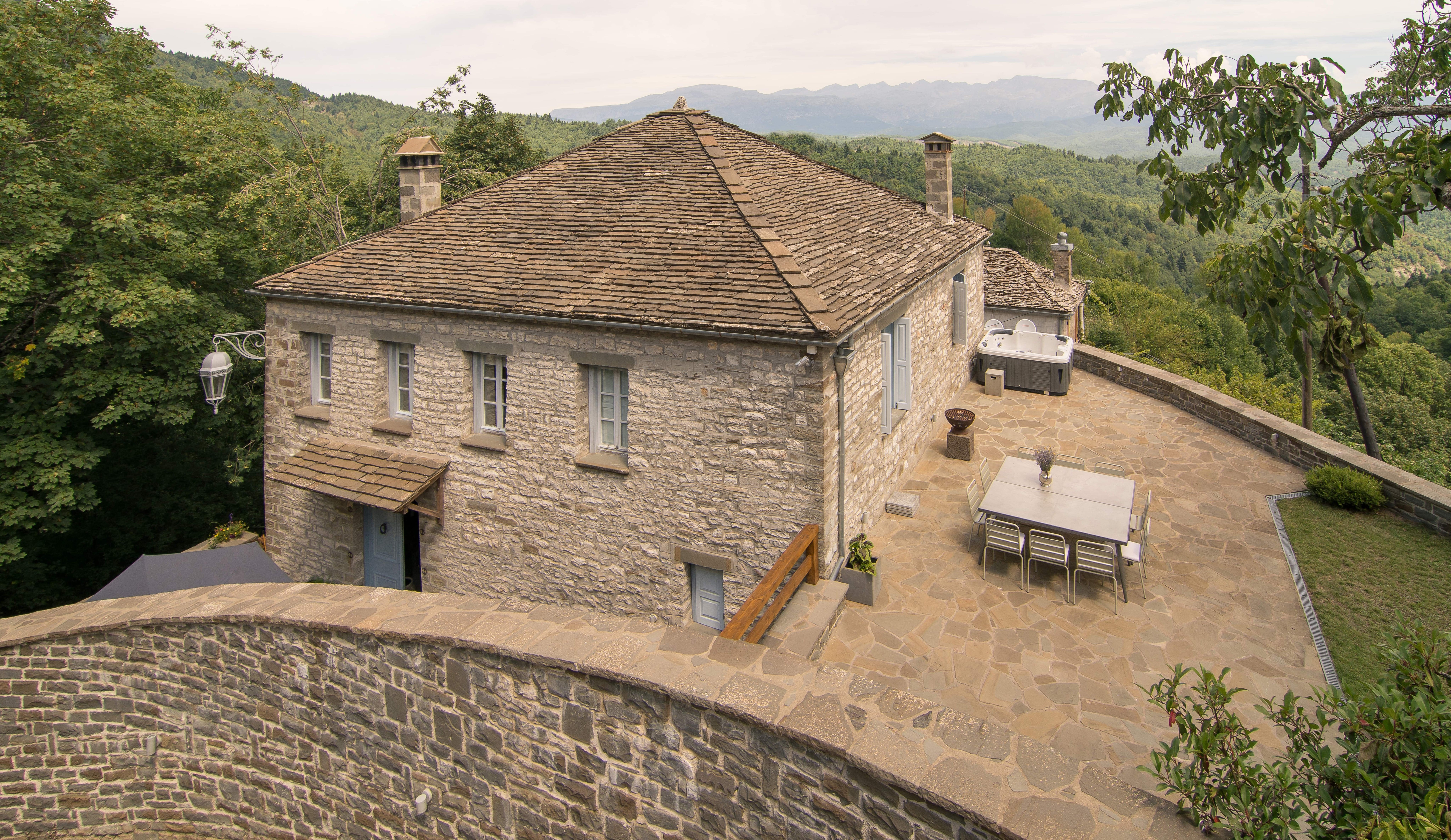 Villa Kalloni Ioannina: Luxury 3-Bedroom Villa with Hot Tub and Air Conditioning, Ioannina