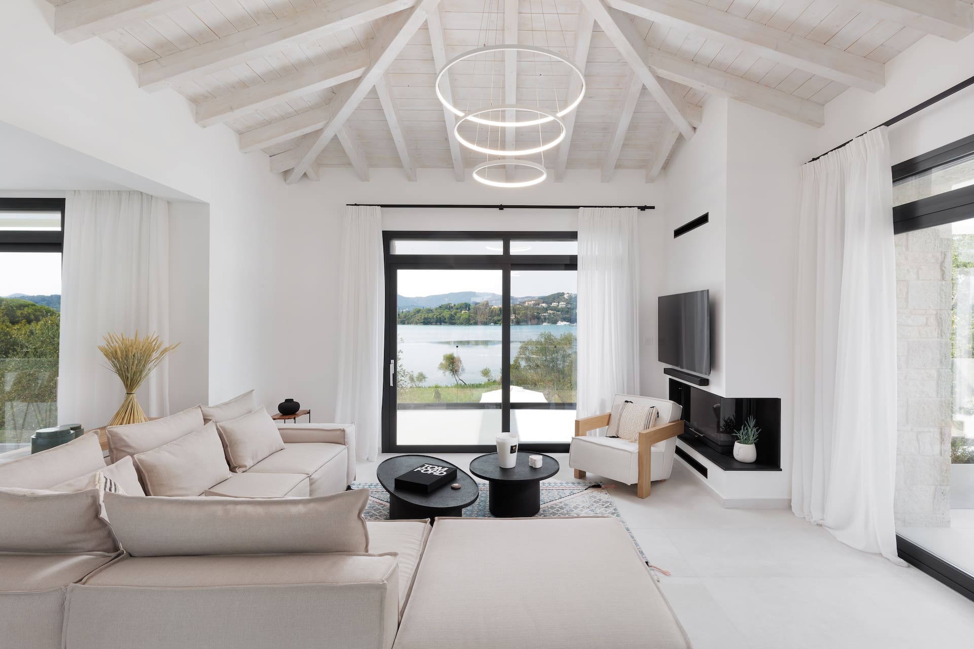 Villa Kalypso Kontokali: Chic 4-Bedroom Apartment with Sea Views and Pool, Corfu