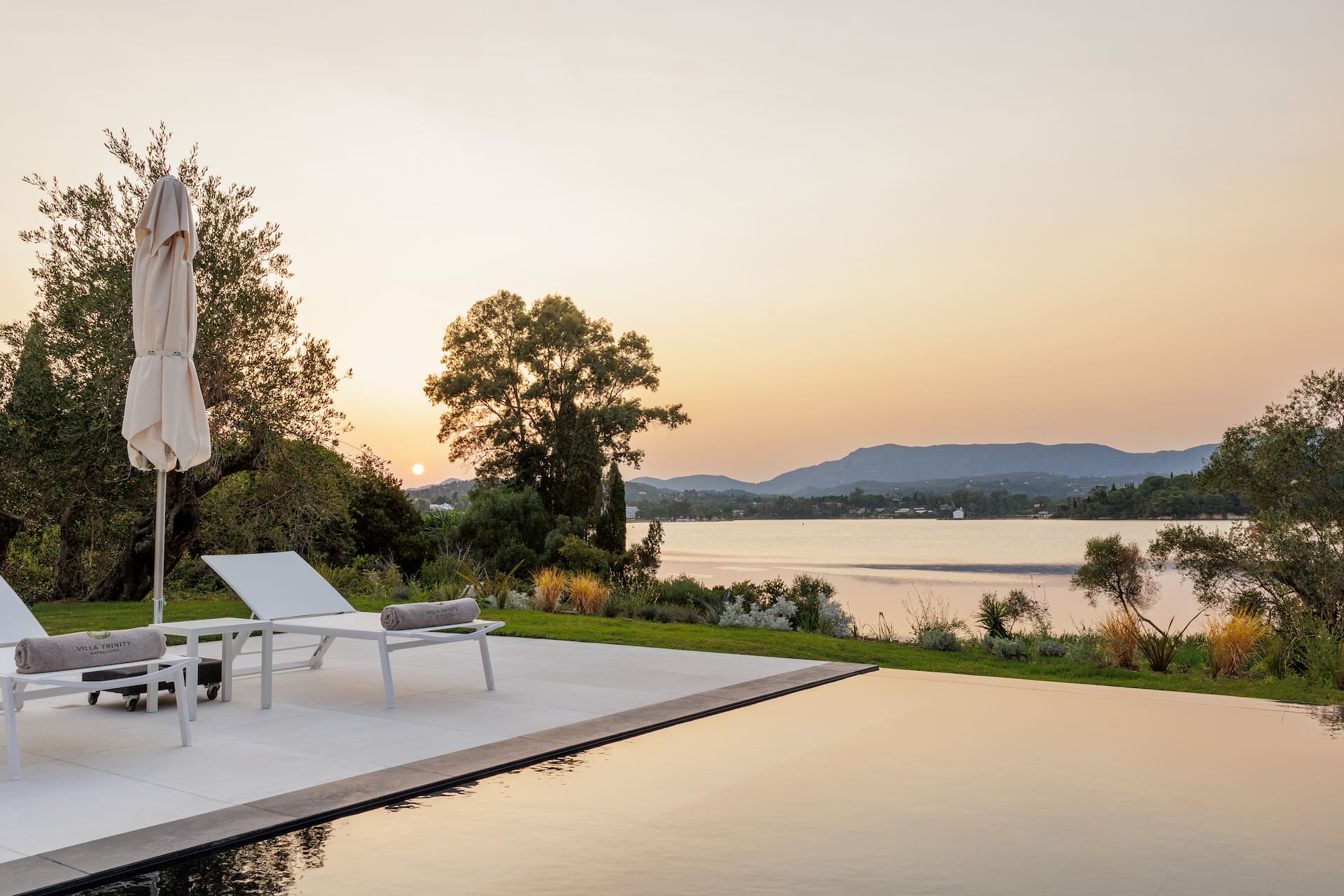 Villa Kalypso Kontokali: Chic 4-Bedroom Apartment with Sea Views and Pool, Corfu