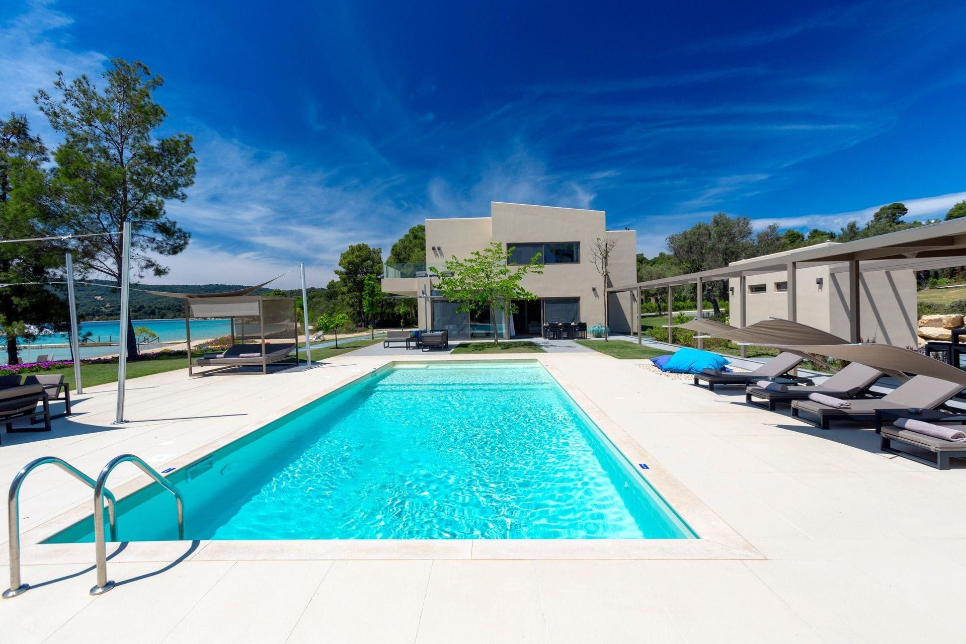 Villa Koukouvagia Nikiti: 3-Bedroom Beachfront Apartment with Private Beach Access, Nikiti