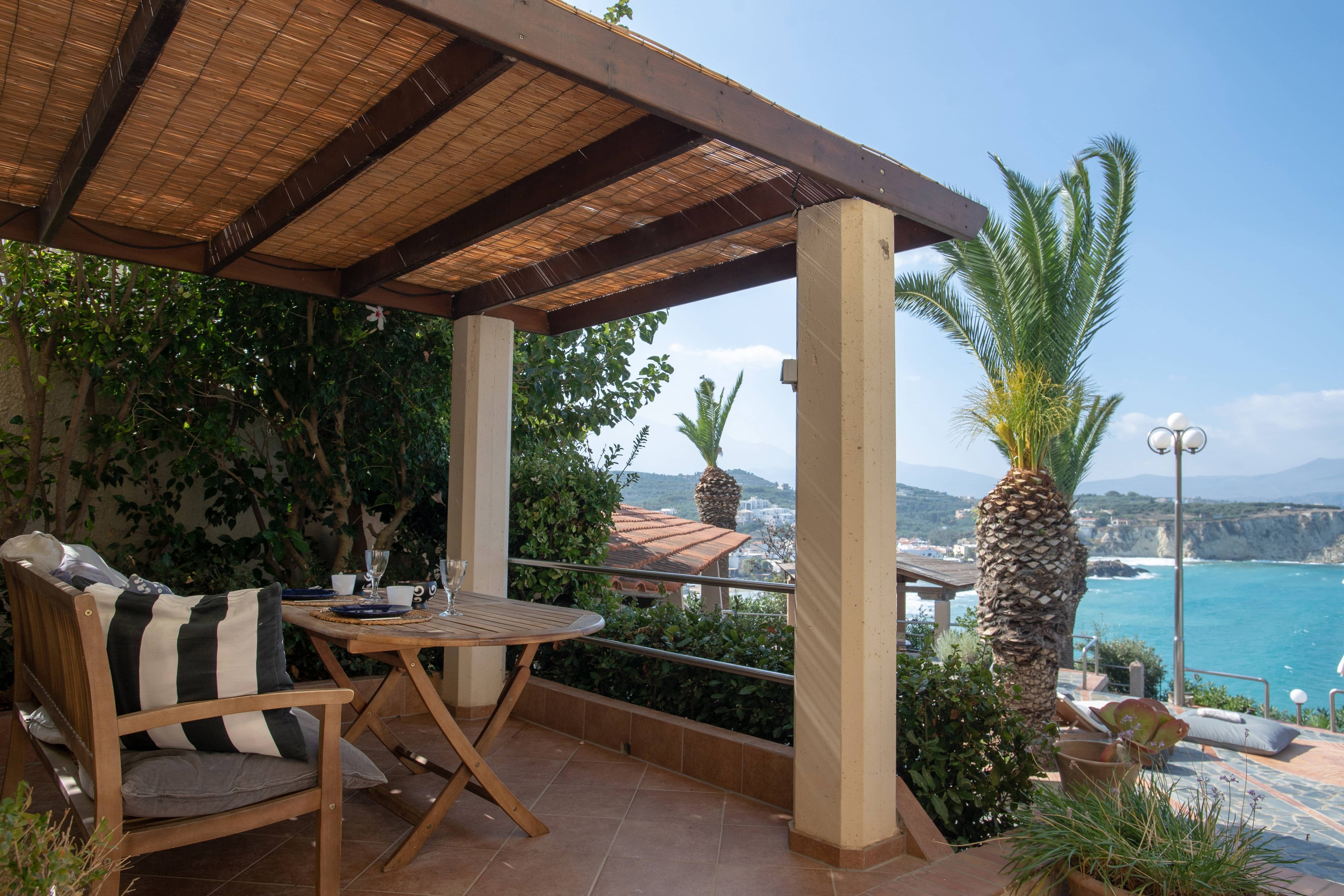 Villa Kriokastro Kokkino Chorio: Spacious 3-Bedroom Apartment with Shared Pool and Sea Views, Kokkino Chorio
