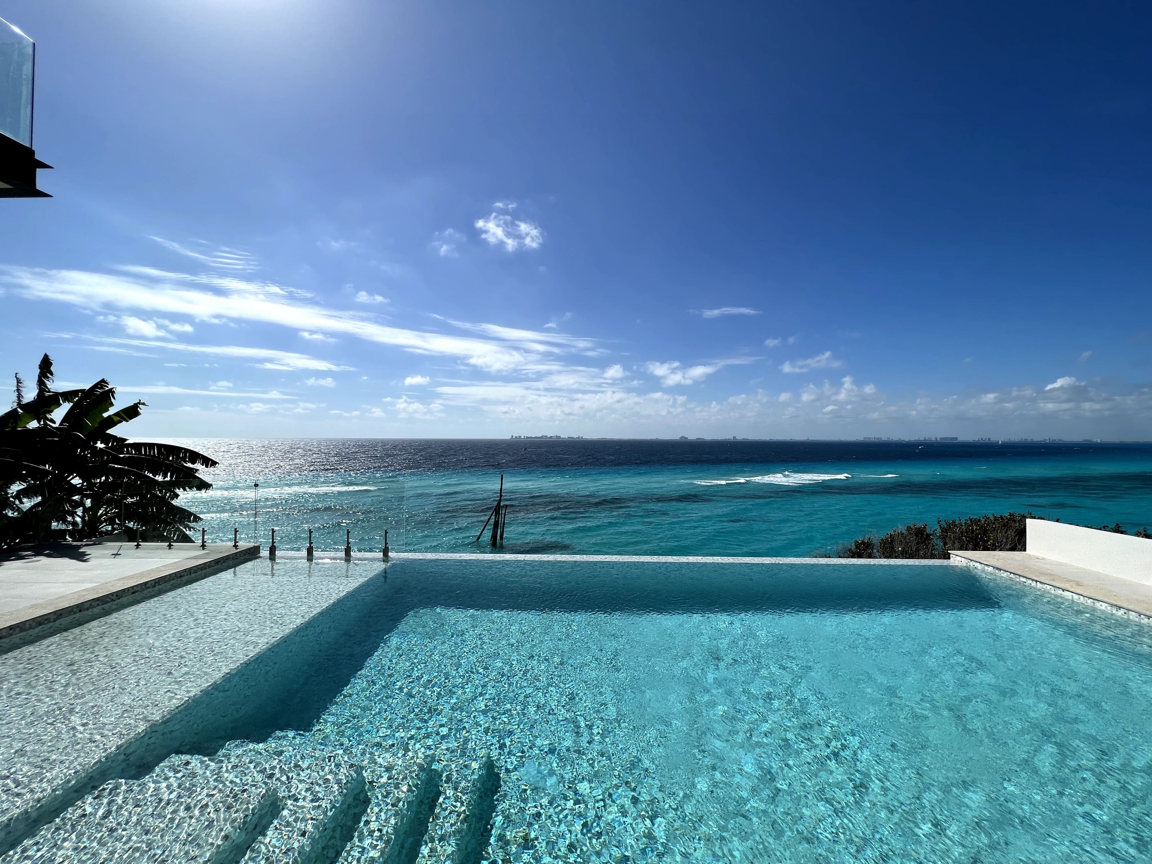 Villa Laguna Cancún: Spacious 5-Bedroom Beachfront Villa with Pool, Cancún