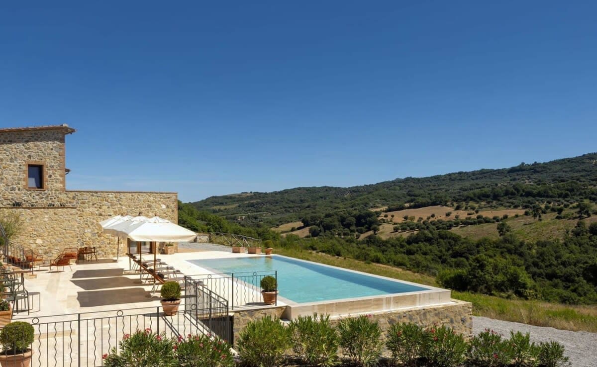 Villa Leccino Montalcino: 7-Bedroom Villa with Infinity Pool, Tuscany South