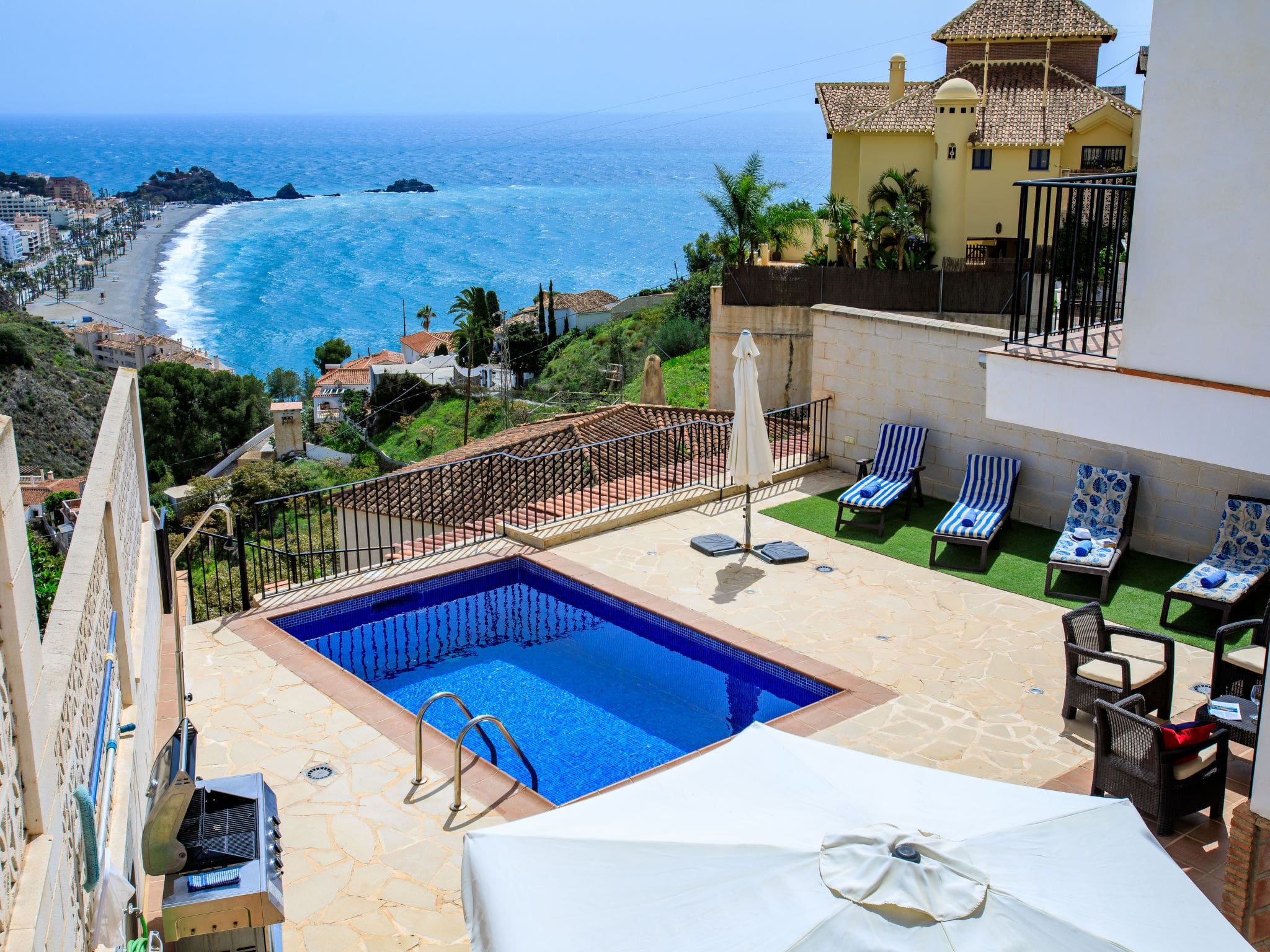Villa Levante Almuñécar: Spacious 4-Bedroom Villa with Private Pool and Panoramic Sea and Mountain Views