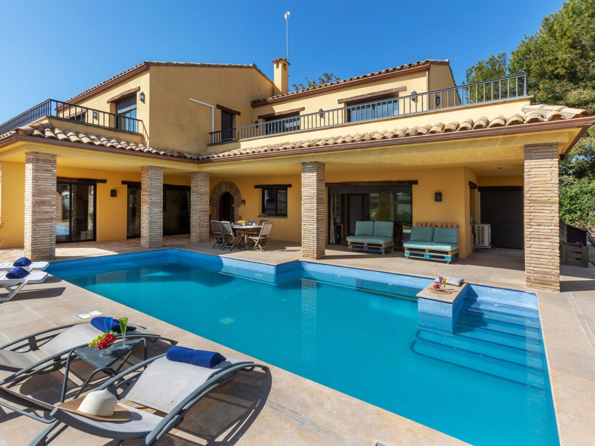 Villa Levante Ametlla: Stunning 4-Bedroom Beachfront Villa with Private Pool and Mediterranean Gardens in Costa Dorada
