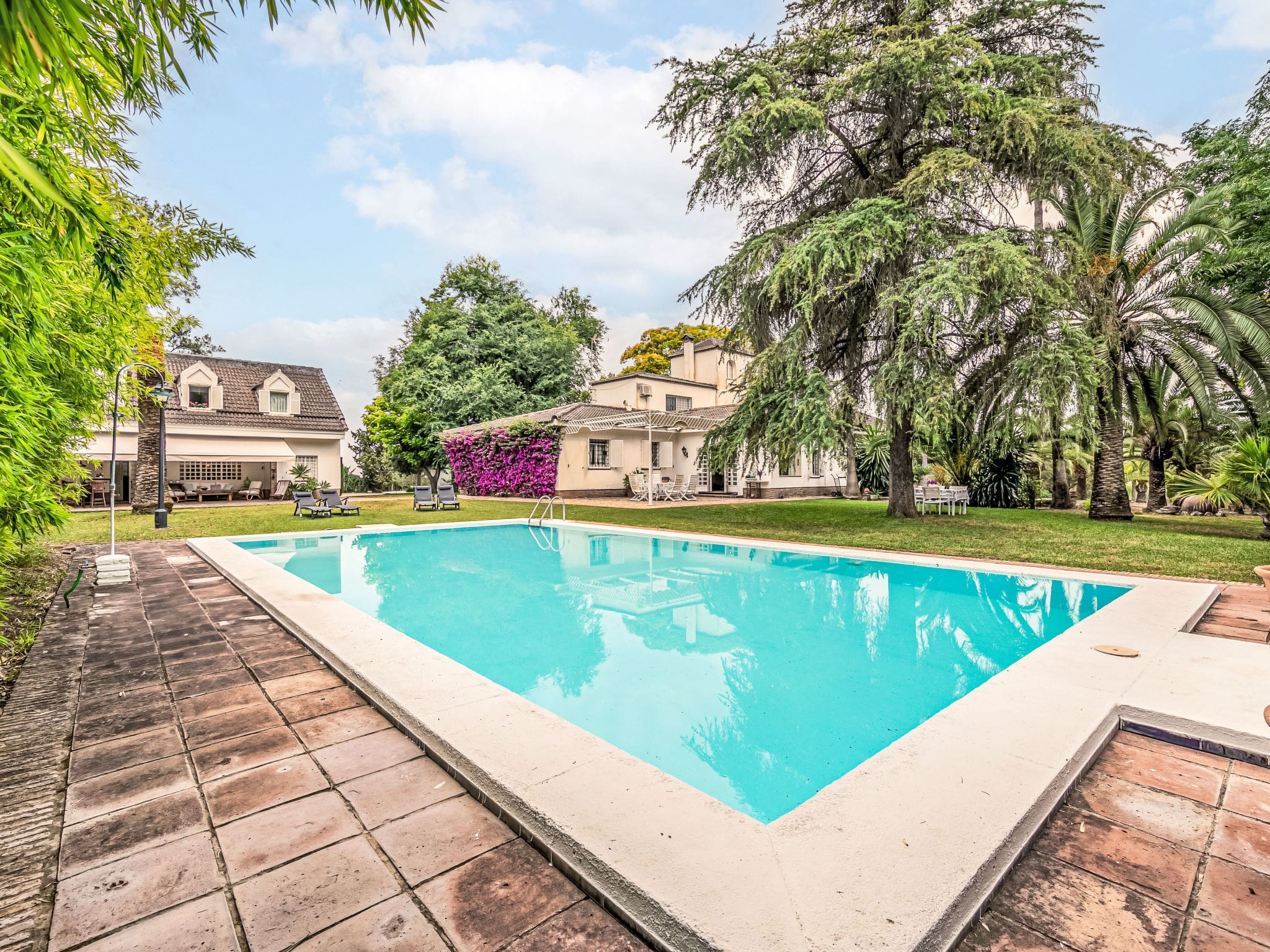 Villa Levante Sanlúcar: Spectacular 7-Bedroom Family Estate with Private Pool and Extensive Grounds Near Sevilla