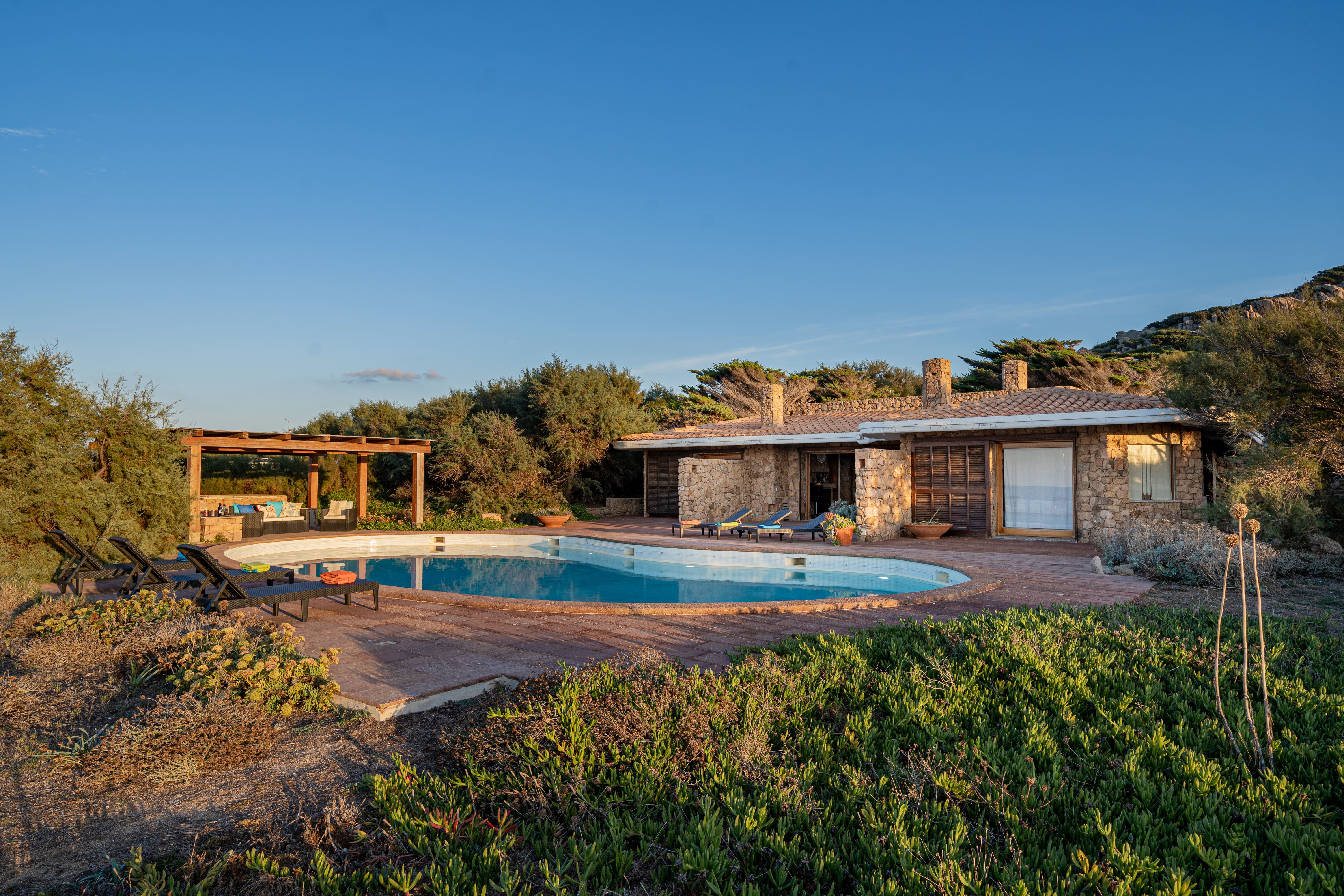 Villa Longonsardo Santa Teresa: Luxury 4-Bedroom Apartment with Private Pool and Sea Views, Sardinia