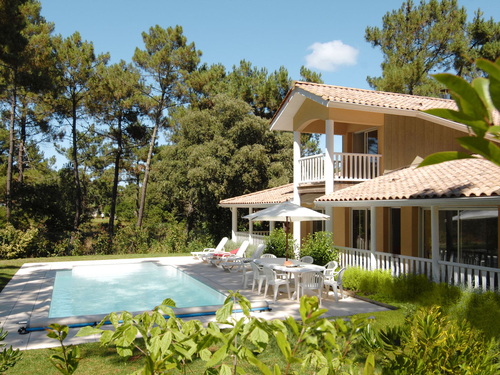 Villa Louchats Lacanau: Spacious 4-Bedroom Holiday Villa with Private Pool Near Golf Course and Beach