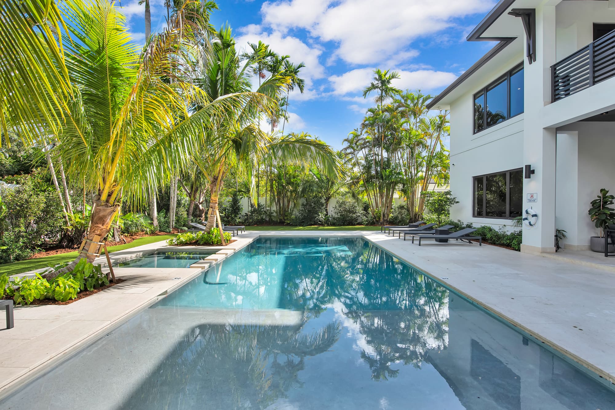 Villa Mahoe Grove: Exclusive 5-Bedroom Villa with Pool and Hot Tub, Coconut Grove
