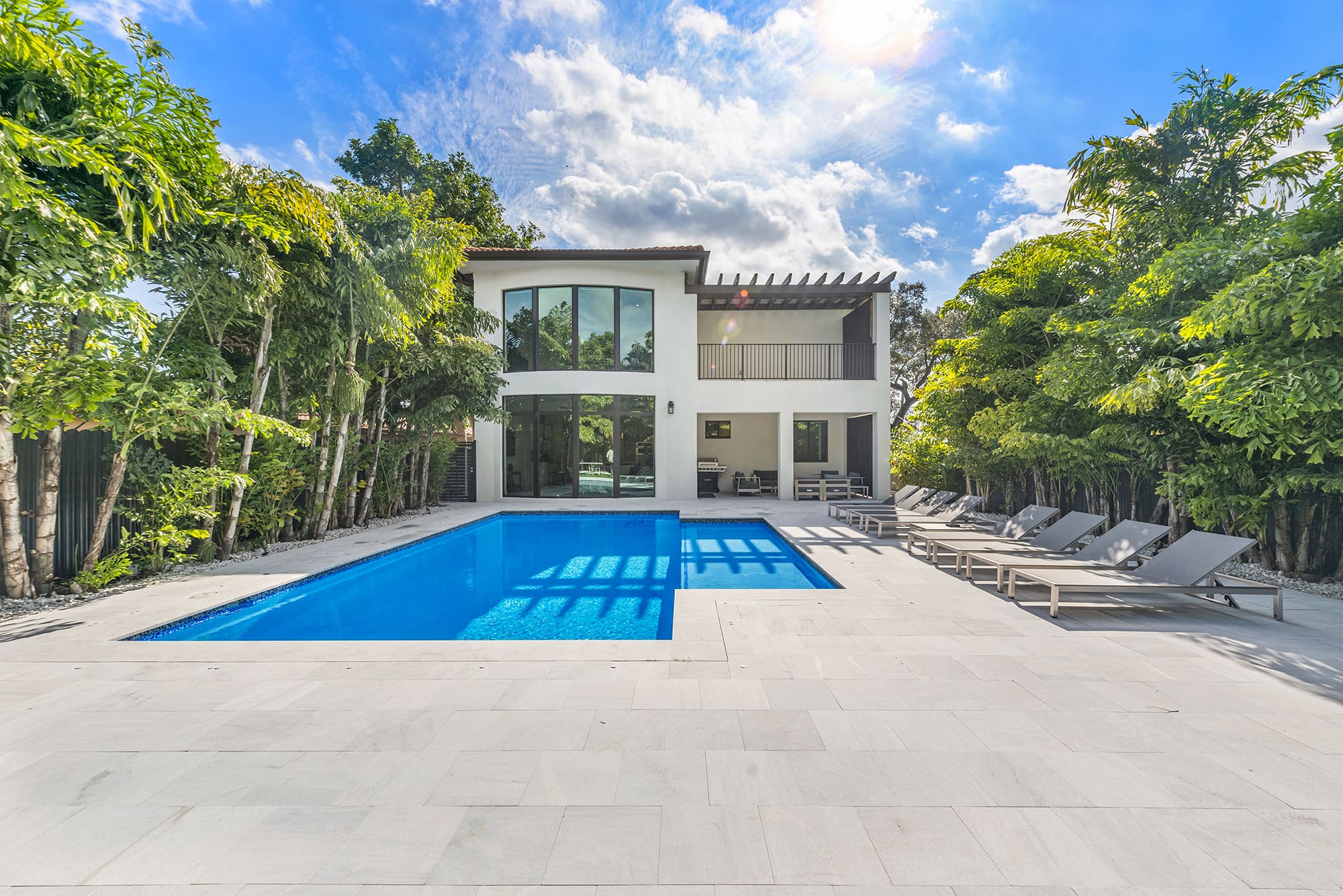 Villa Mahogany Grove: 5-Bedroom Luxury Villa with Pool and Sea Views, Coconut Grove