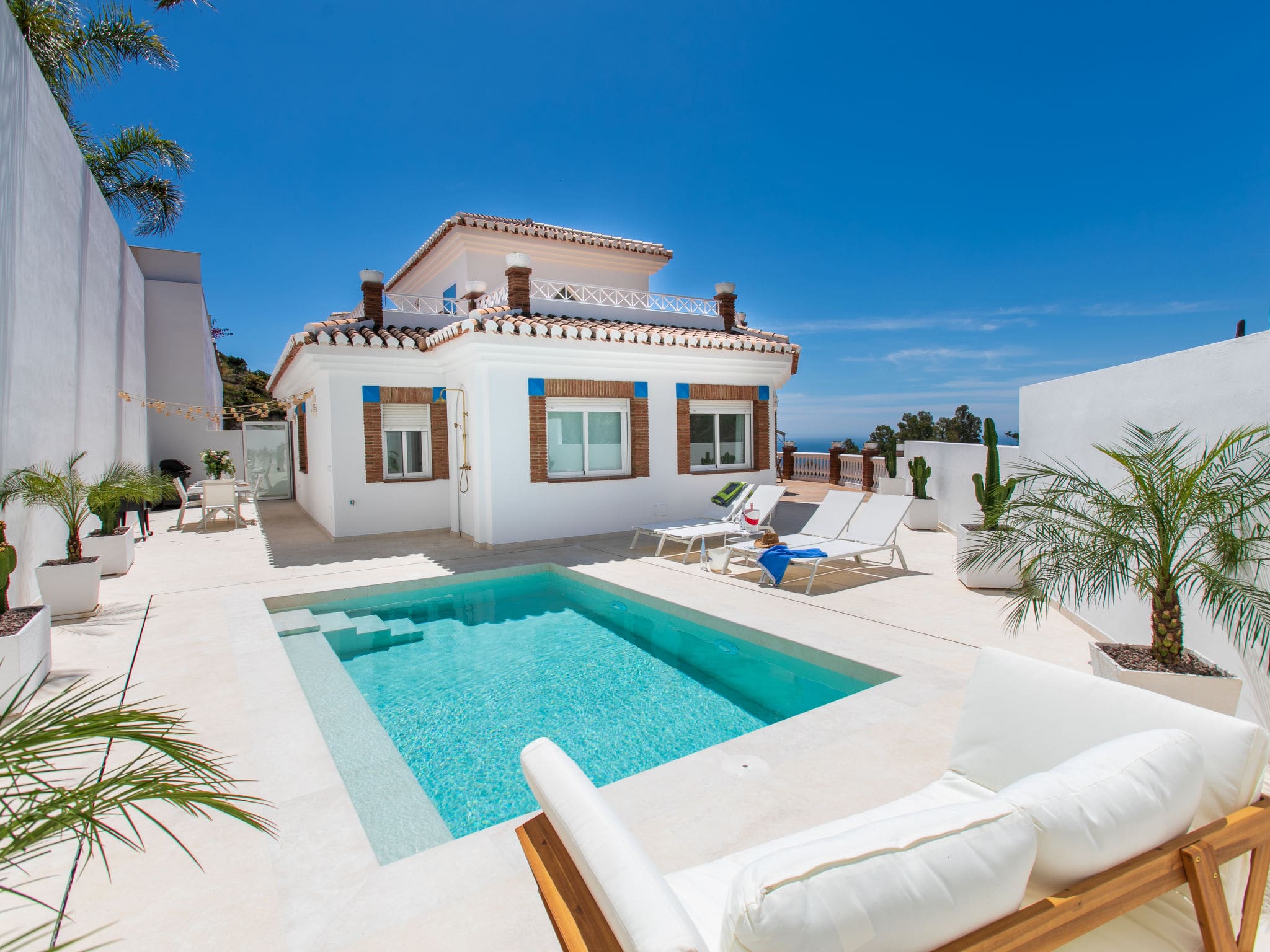 Villa Majuelo Almuñécar: Stunning 3-Bedroom Beachfront Holiday Home with Private Pool and Sea Views in Andalusia