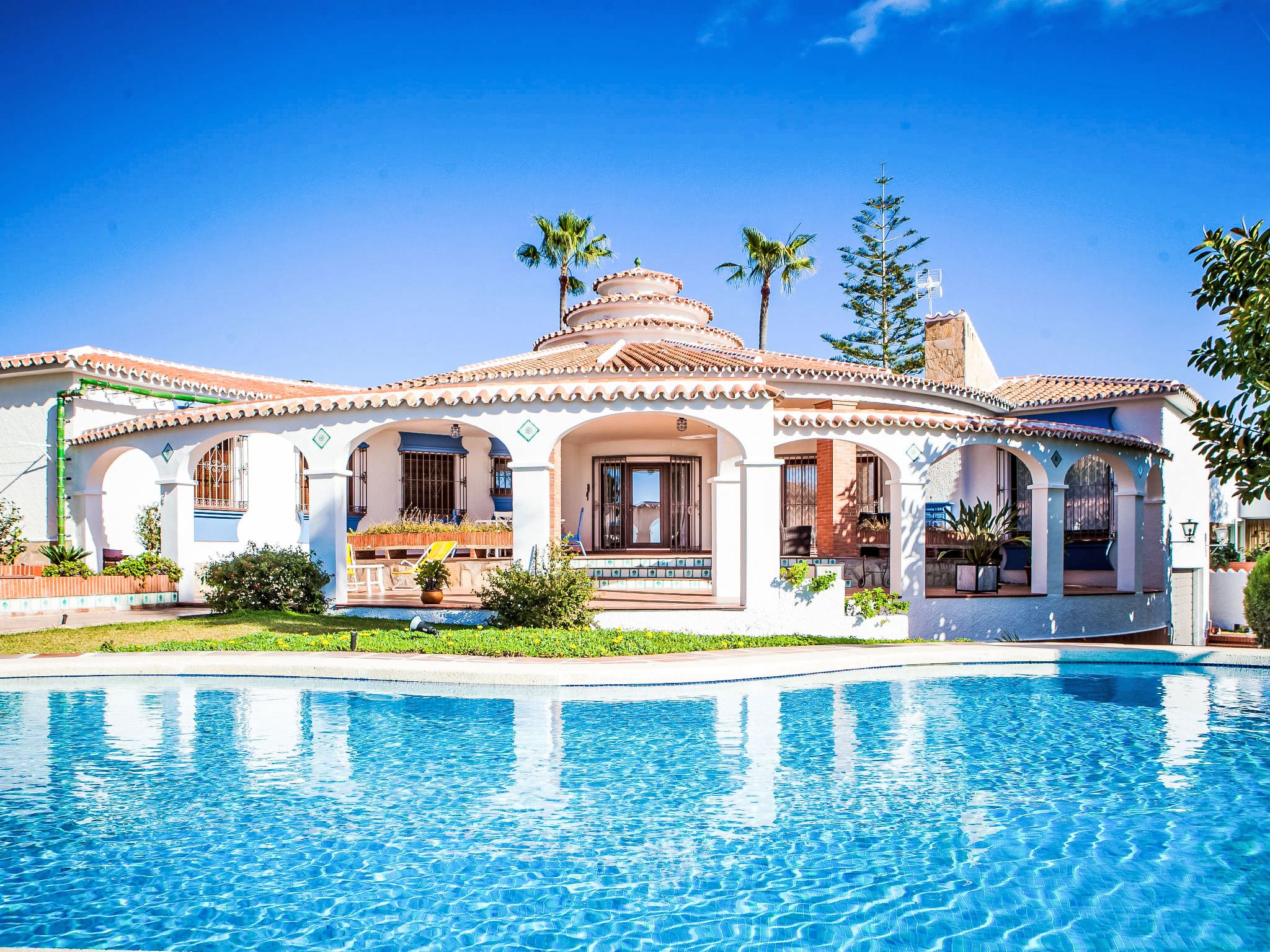 Villa Malagueta Rincon: Stunning 3-Bedroom Villa with Private Pool and Sea Views in Andalusian Coastal Paradise