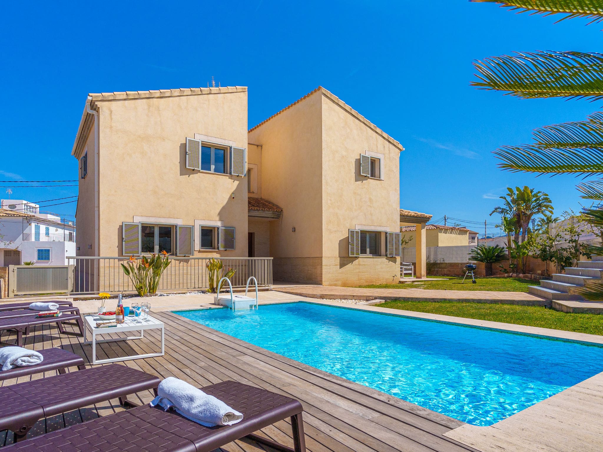 Villa Malpas Alcúdia: Stunning 4-Bedroom Beachfront Villa with Private Pool and Sea Views in Mallorca Spain