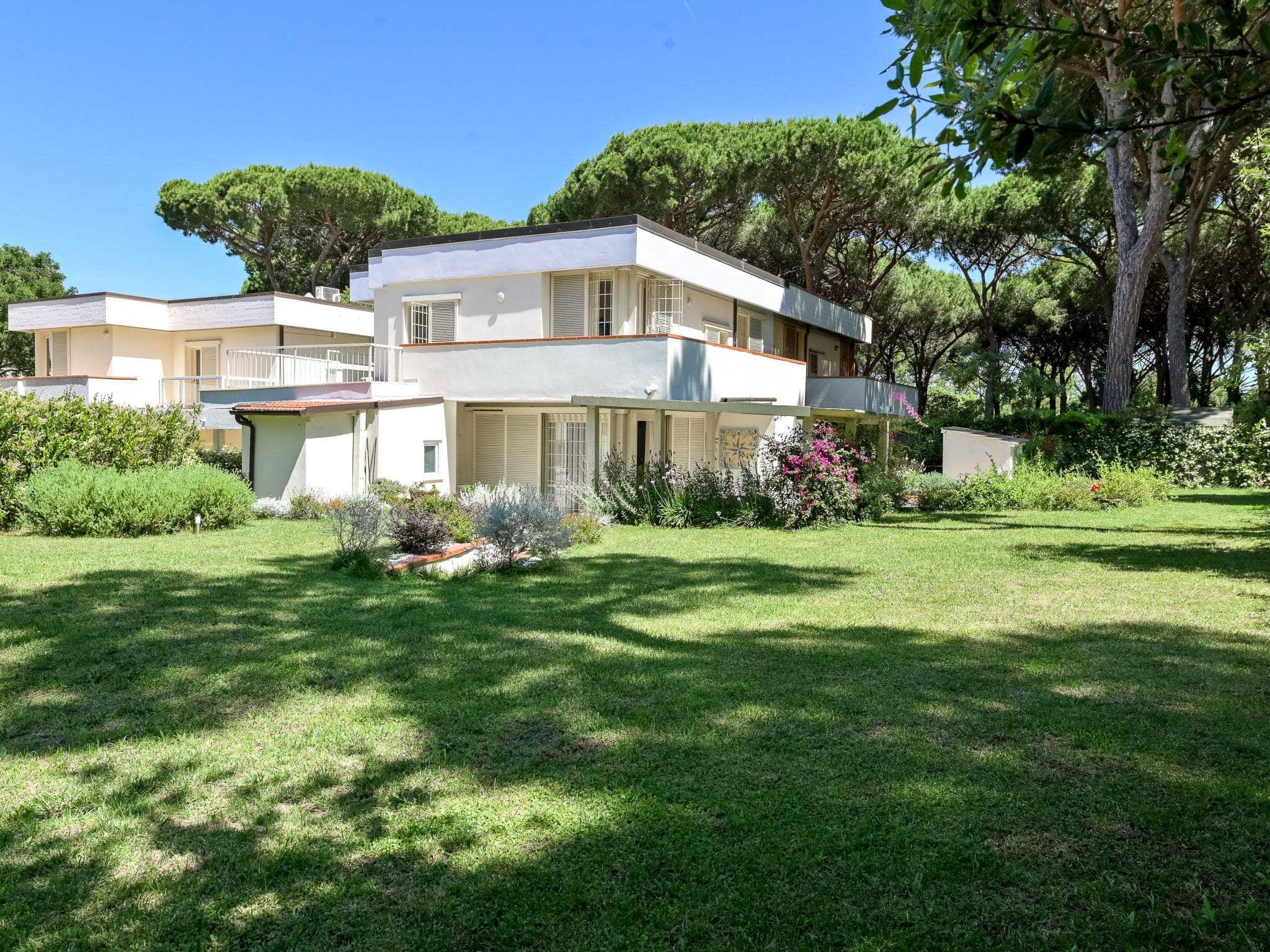 Villa Maremma Punta Ala: Stunning 5-Bedroom Tuscan Villa with Garden and Modern Interiors Near Pristine Beaches