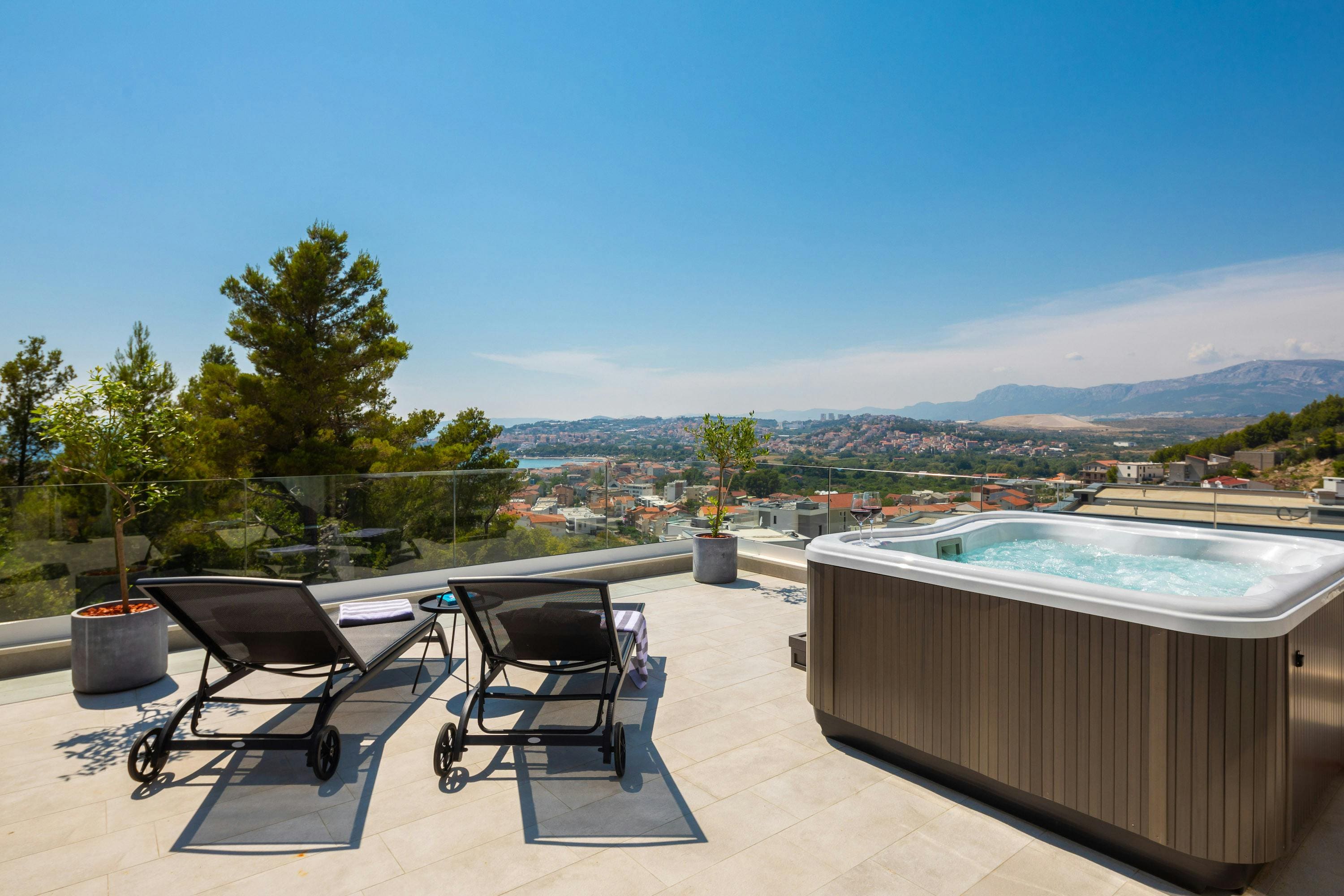 Villa Marjan Split Split 2: Spacious 5-Bedroom Villa with Seaview and Pool, Split