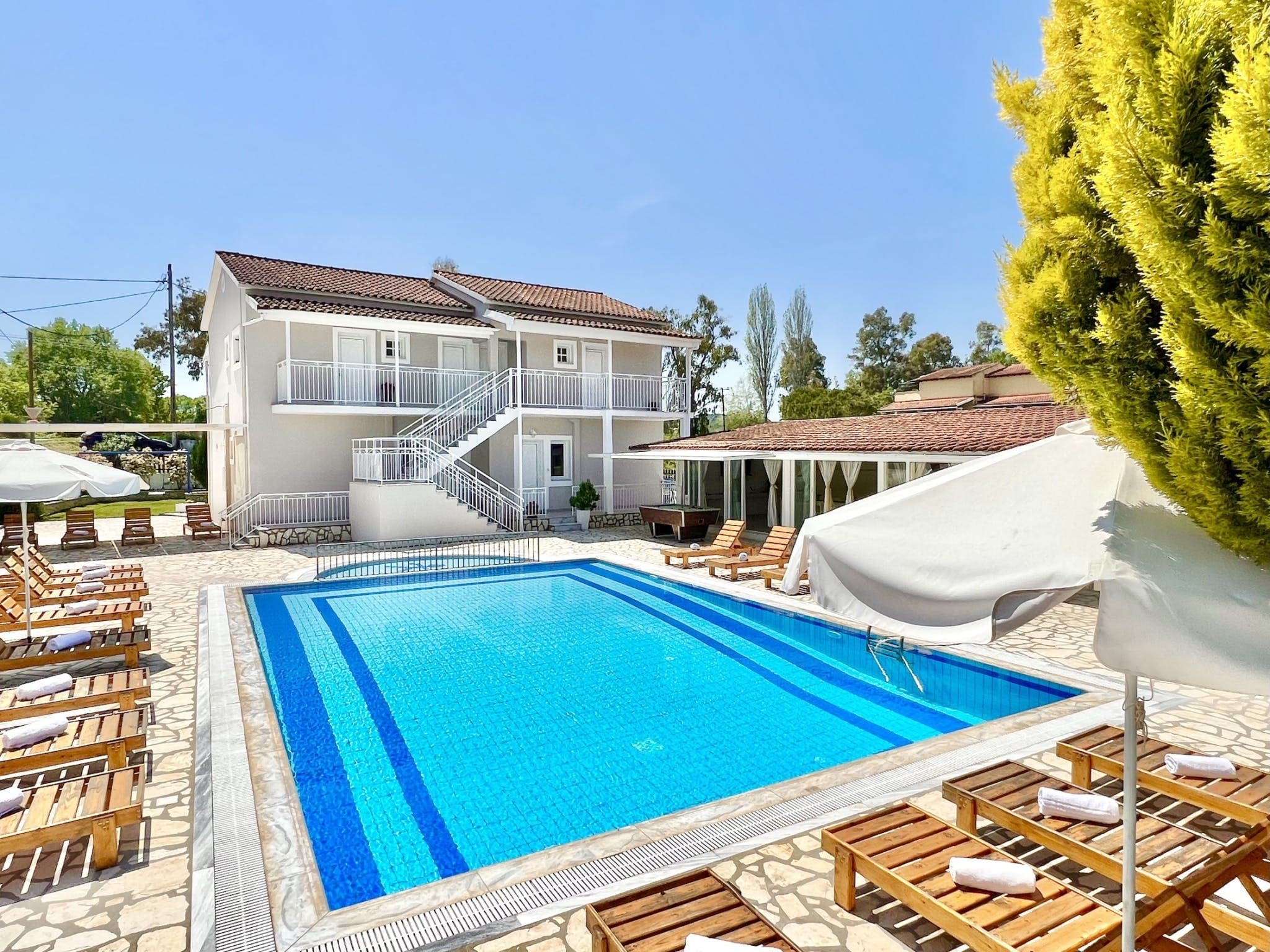 Villa Meltemi Agios Agios Stefanos: Spacious 10-Bedroom Apartment with Pool and Seaview, Agios Stefanos