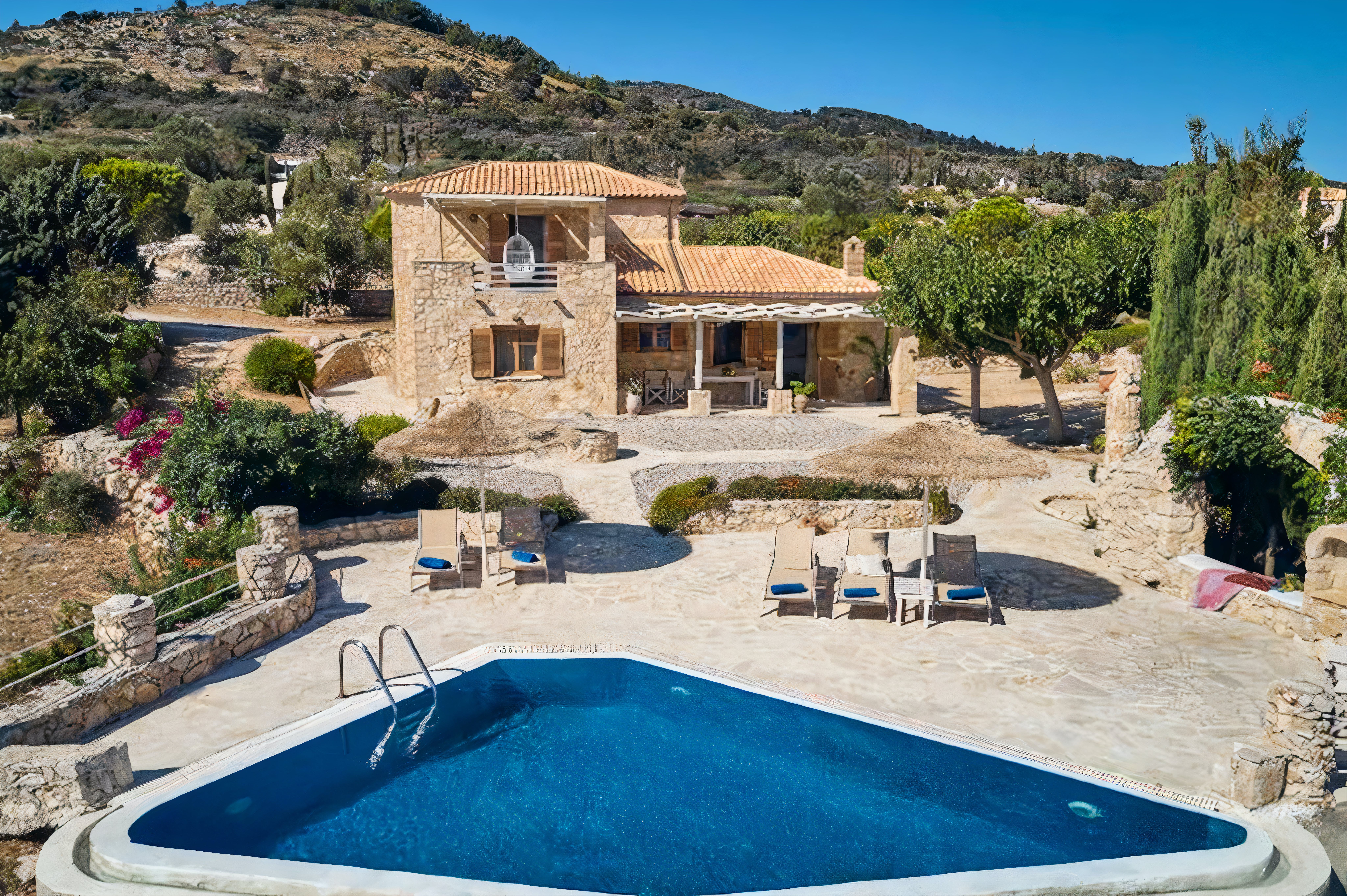 Villa Meltemi Agios Nikolaos Agios Nikolaos 5: Chic 3-Bedroom Beachfront Apartment with Pool, Agios Nikolaos