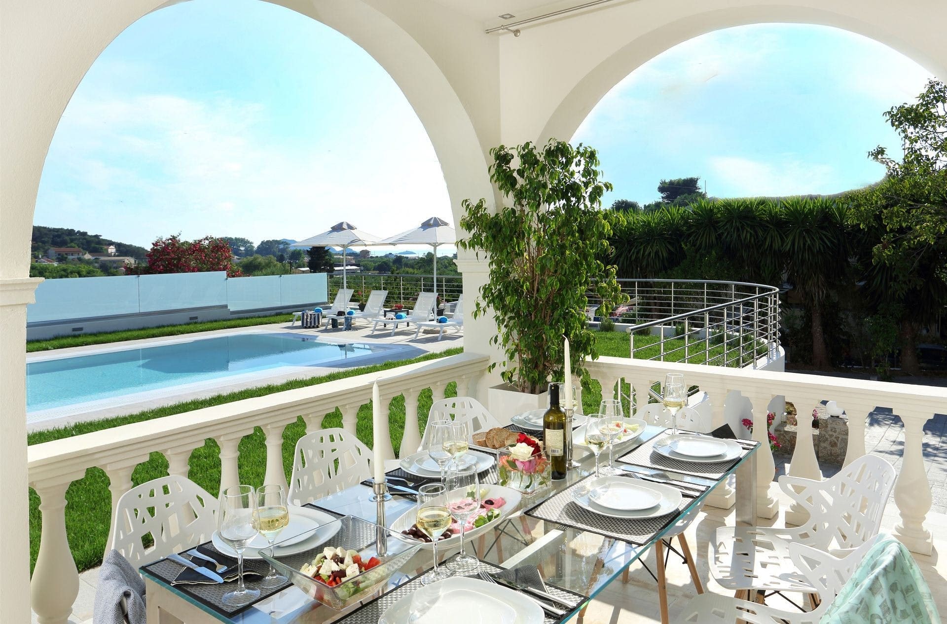 Villa Meltemi Agios Stefanos: Spacious 5-Bedroom Apartment with Seaview and Pool, Agios Stefanos