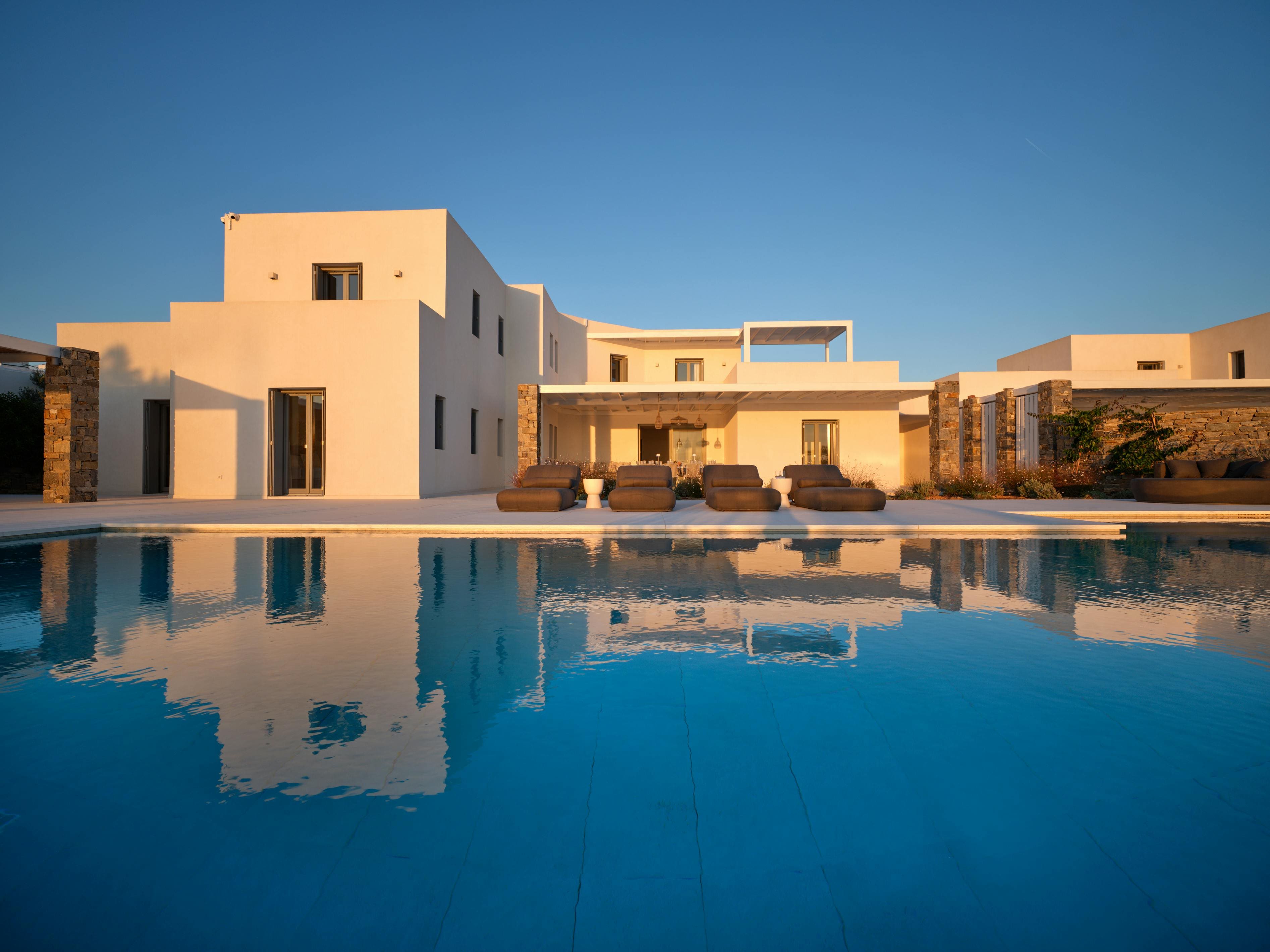 Villa Meltemi Aliki: 12-Bedroom Luxury Villa with Beachfront Access, Paros