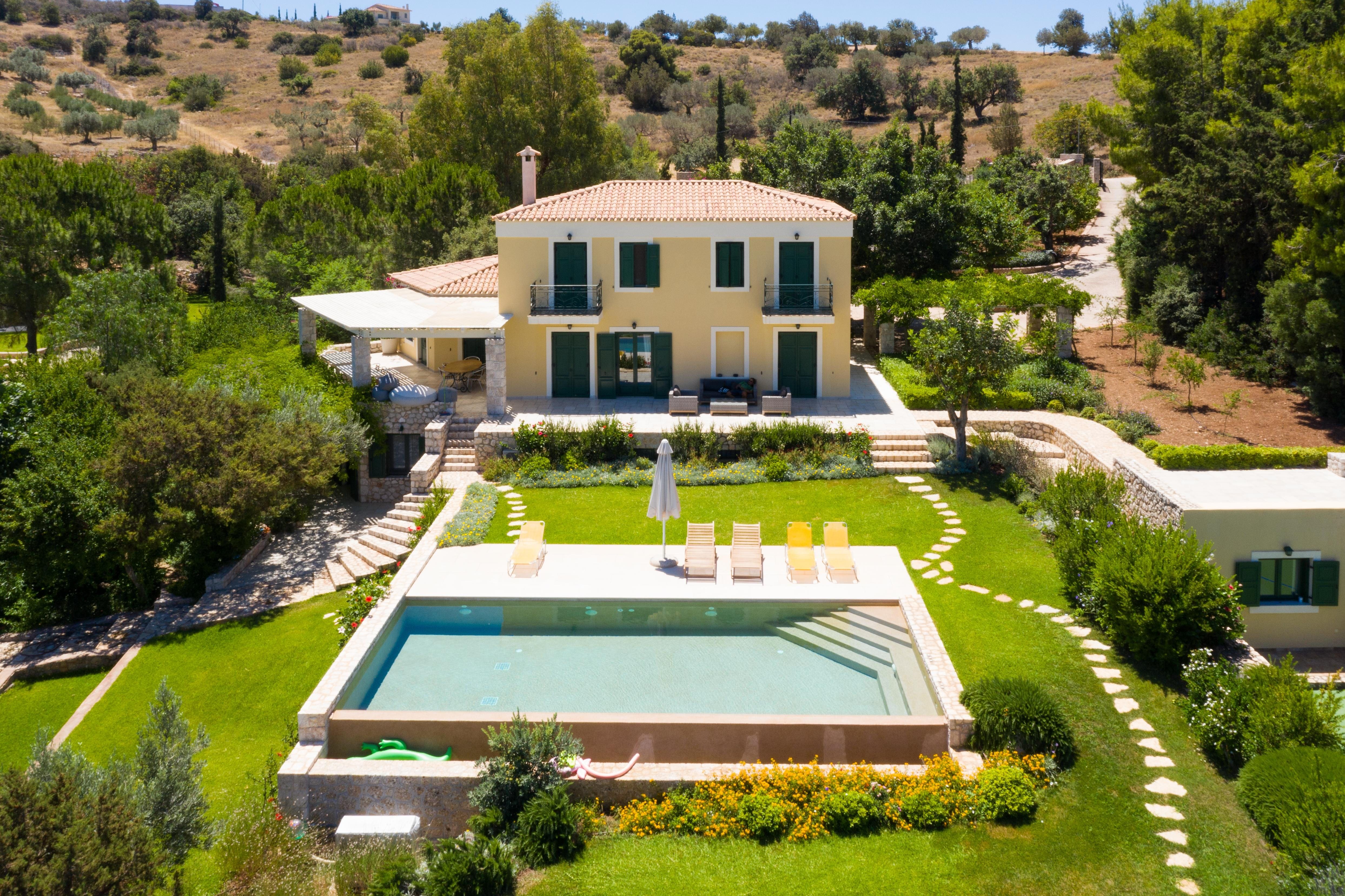 Villa Meltemi Elios Elios 7: 8-Bedroom Luxury Apartment with Beach Access and Tennis Court, Elios