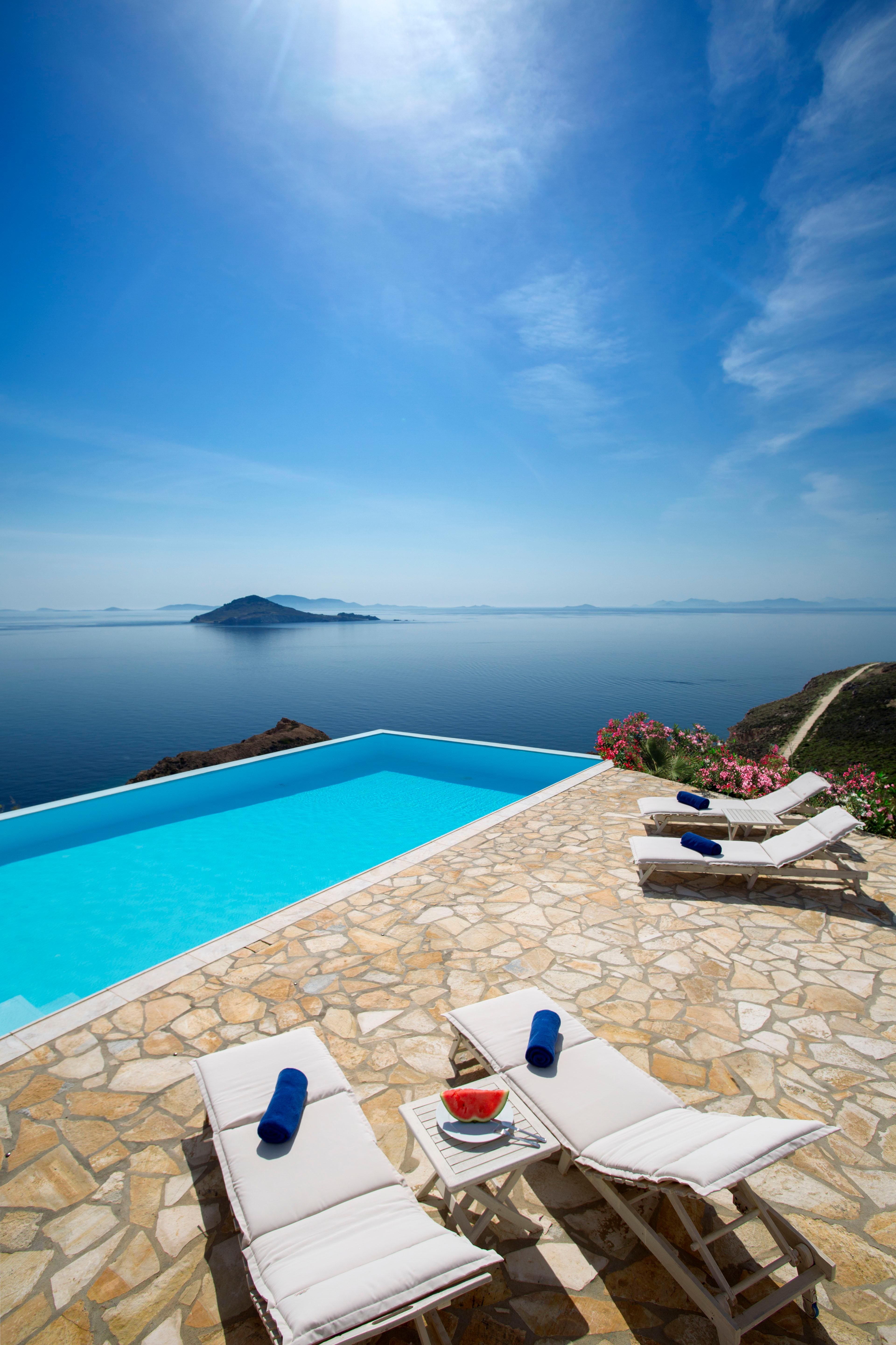Villa Meltemi Kalmynos Patmos 5: Spacious 6-Bedroom Apartment with Infinity Pool and Sea Views, Patmos