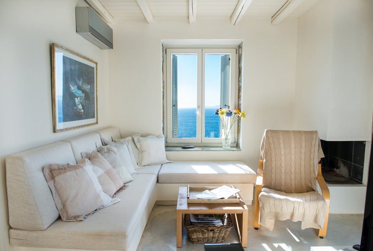 Villa Meltemi Kea Kea 5: Spacious 5-Bedroom Apartment with Infinity Pool and Seaviews, Kea