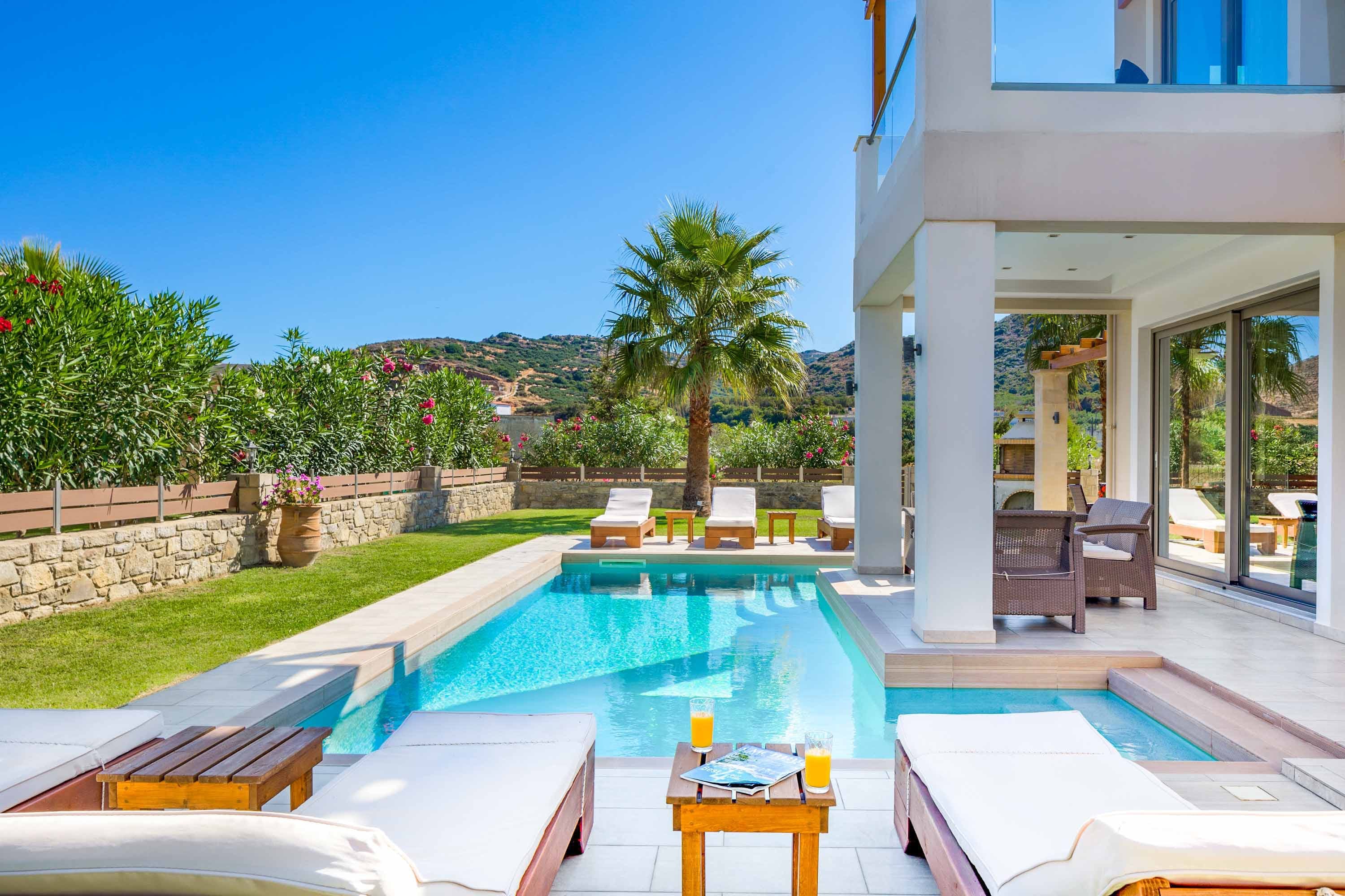 Villa Meltemi Kissamos: 3-Bedroom Beachfront Apartment with Pool, Kissamos, Crete