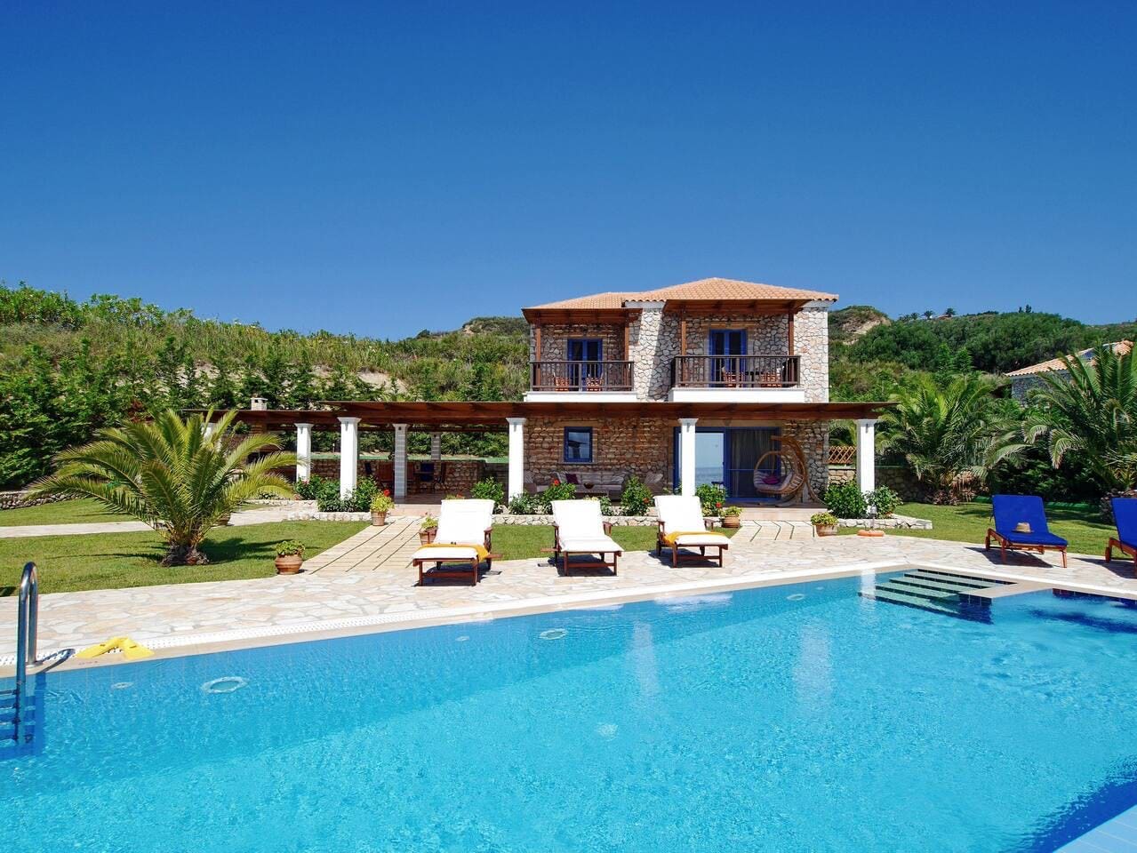 Villa Meltemi Livathos Livathos 13: Chic 3-Bedroom Apartment with Infinity Pool, Livathos, Kefallonia