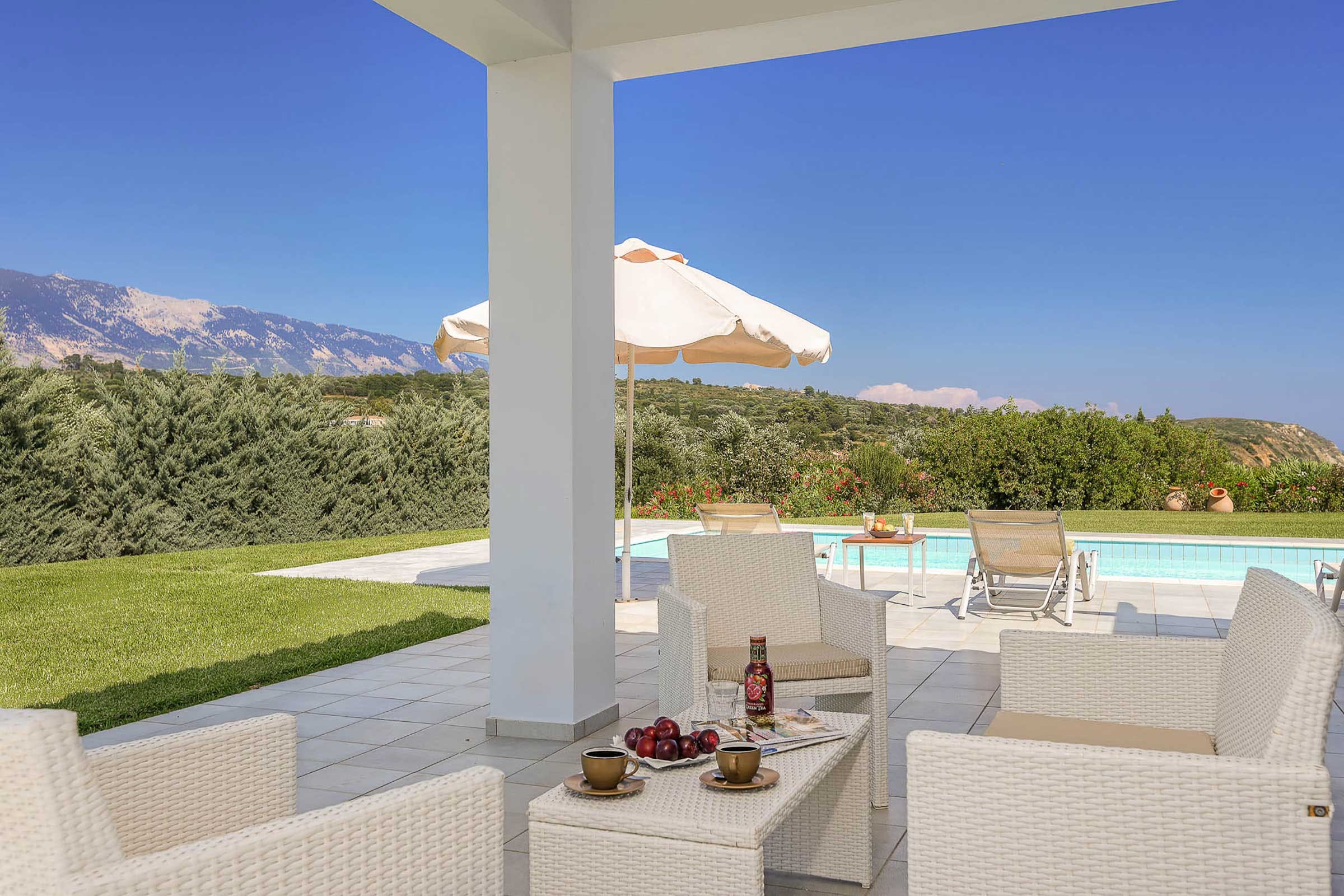 Villa Meltemi Livathos Livathos 19: Elegant 2-Bedroom Beachfront Apartment with Pool, Livathos