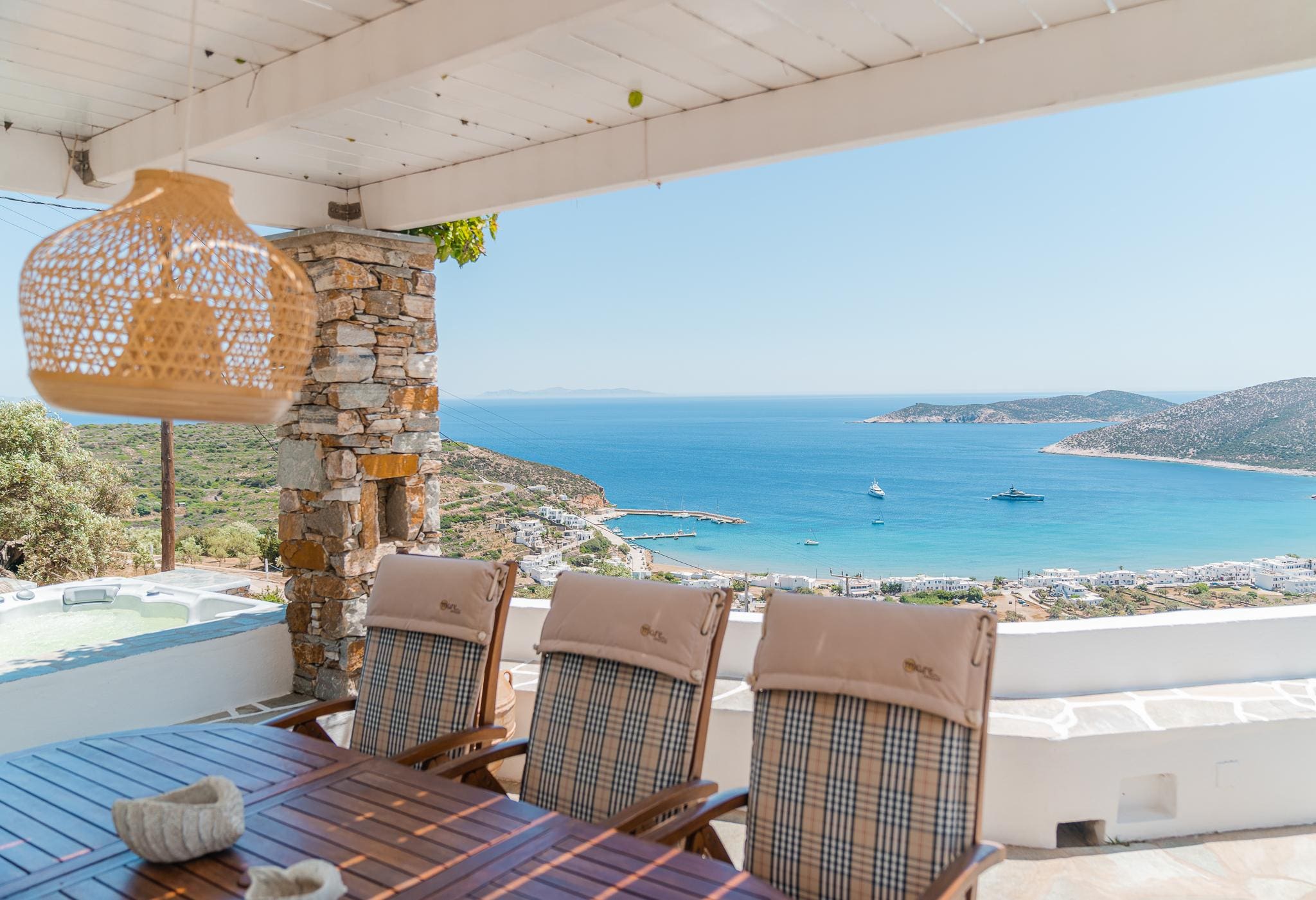 Villa Meltemi Milos Sifnos 2: Charming 2-Bedroom Apartment with Seaview and Hot Tub, Sifnos
