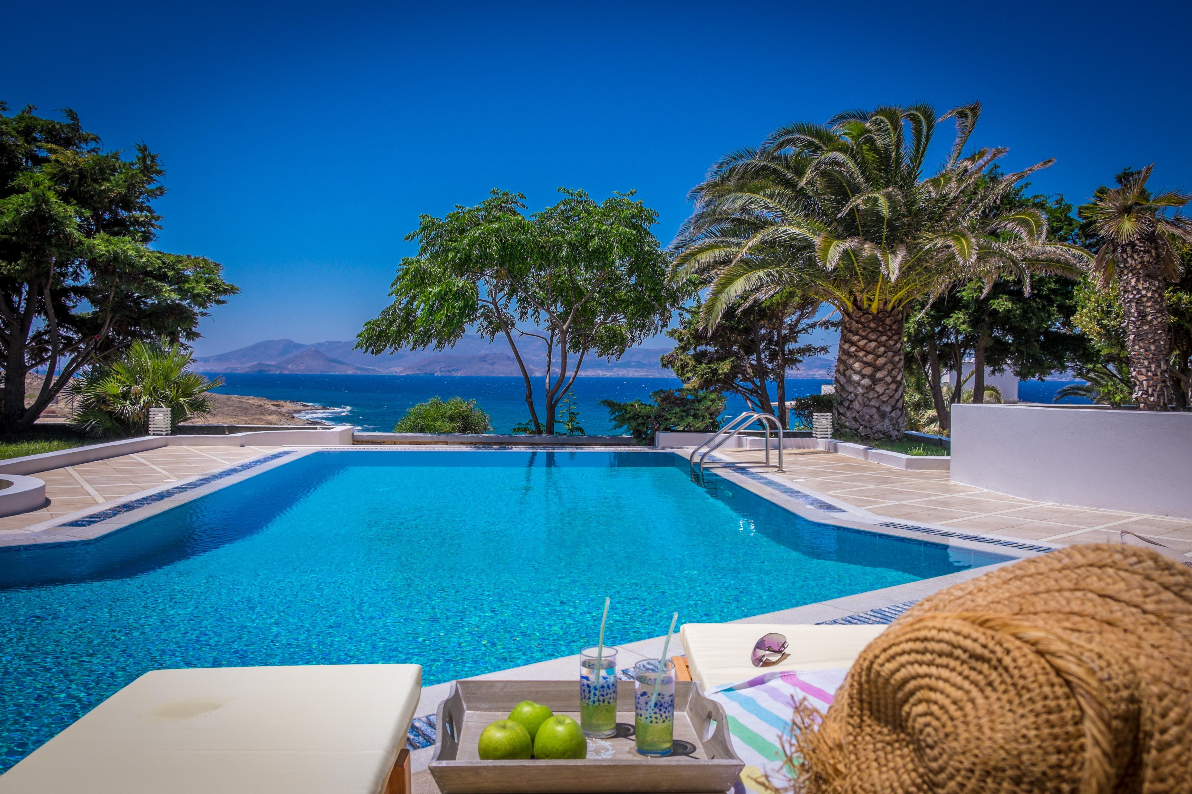 Villa Meltemi Naxos Naxos 25: Spacious 5-Bedroom Beachfront Apartment with Pool, Naxos