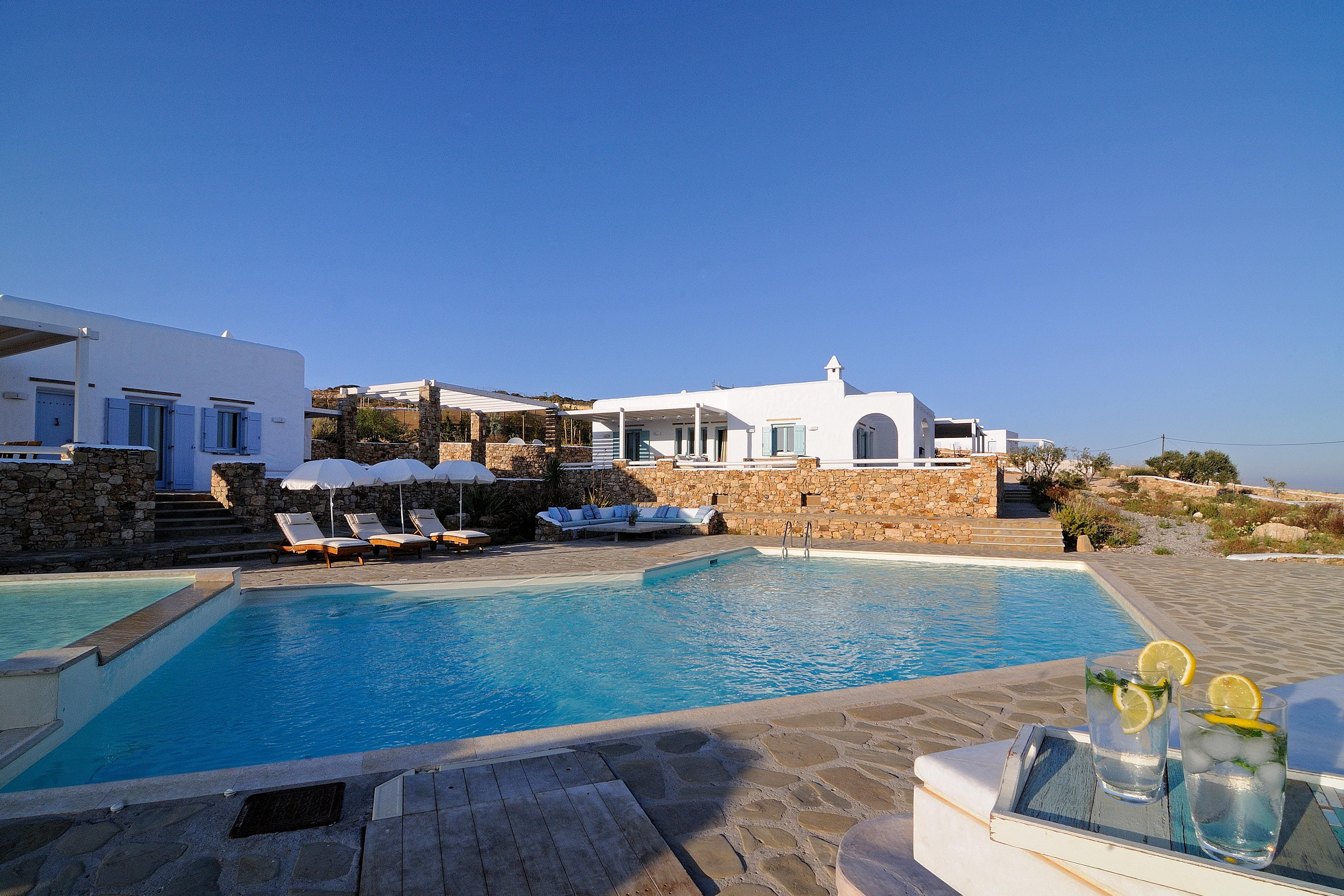 Villa Meltemi Naxos Naxos 46: Spacious 8-Bedroom Luxury Apartment with Pool and Seaview, Naxos