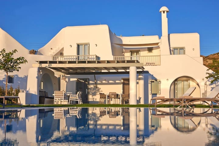 Villa Meltemi Naxos Naxos 55: Luxury 4-Bedroom Apartment with Private Beach Access, Naxos