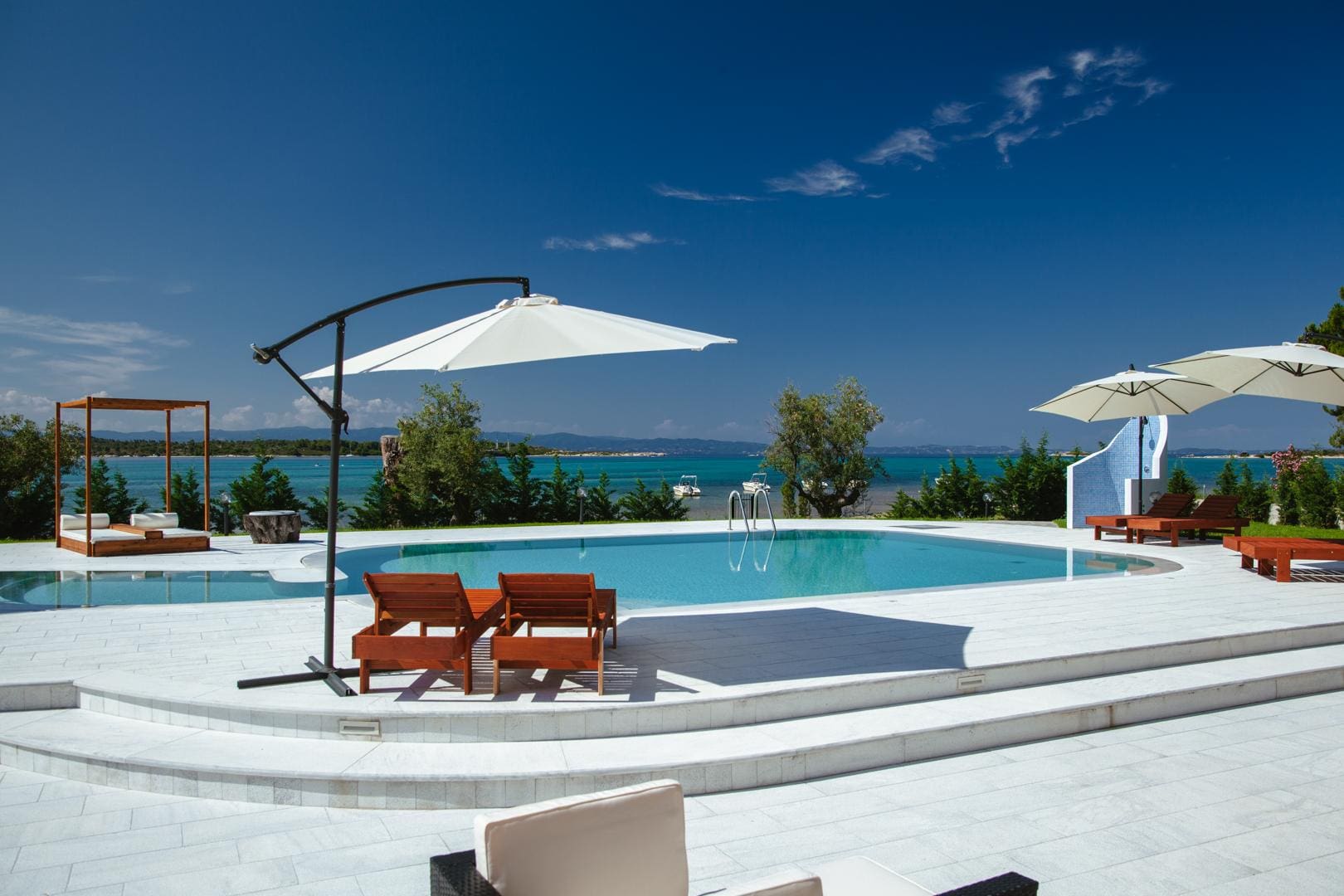 Villa Meltemi Nikiti Nikiti: Spacious 4-Bedroom Beachfront Apartment with Pool, Halkidiki