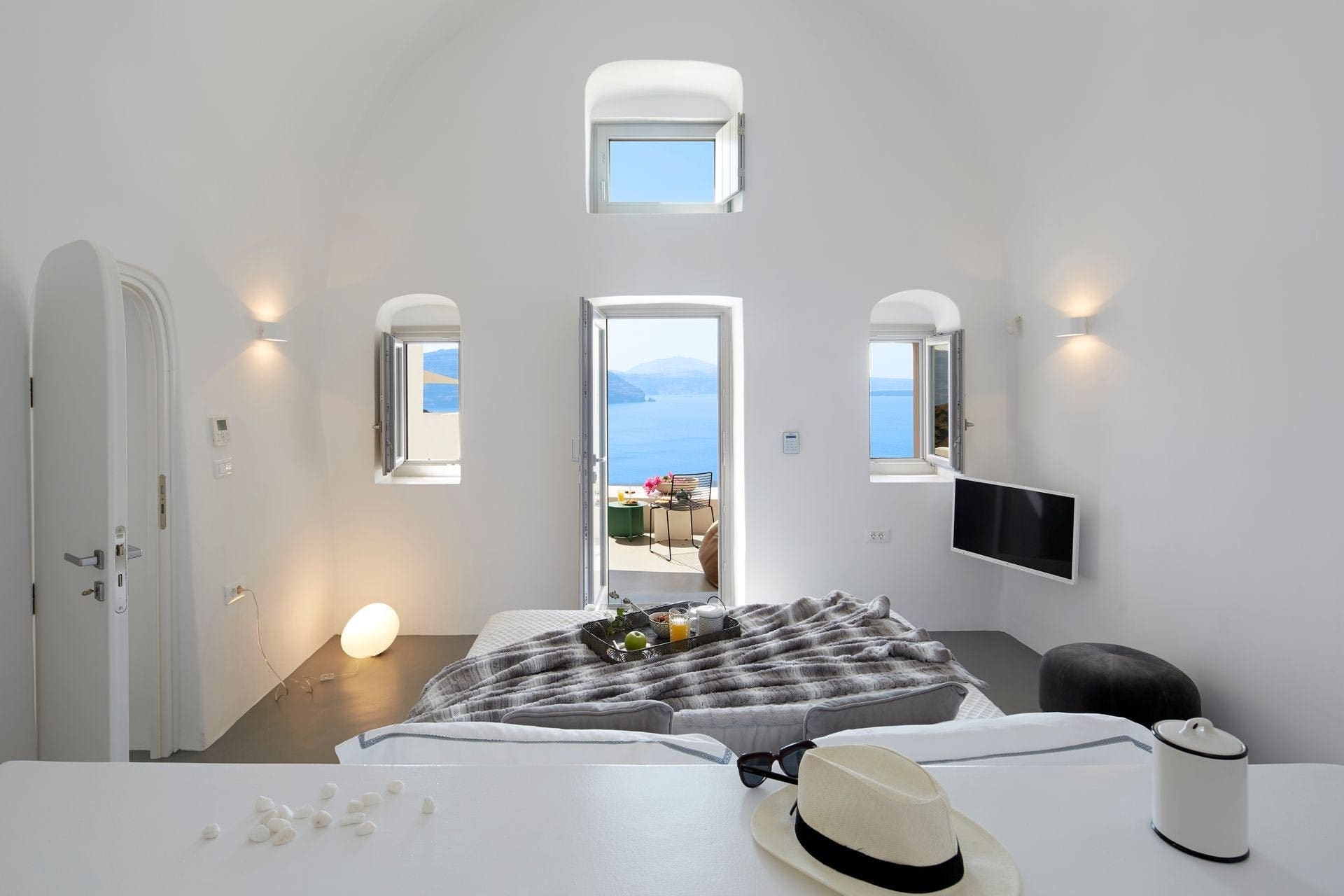 Villa Meltemi Oia Santorini 11: Elegant 3-Bedroom Apartment with Seaview and Hot Tub, Santorini