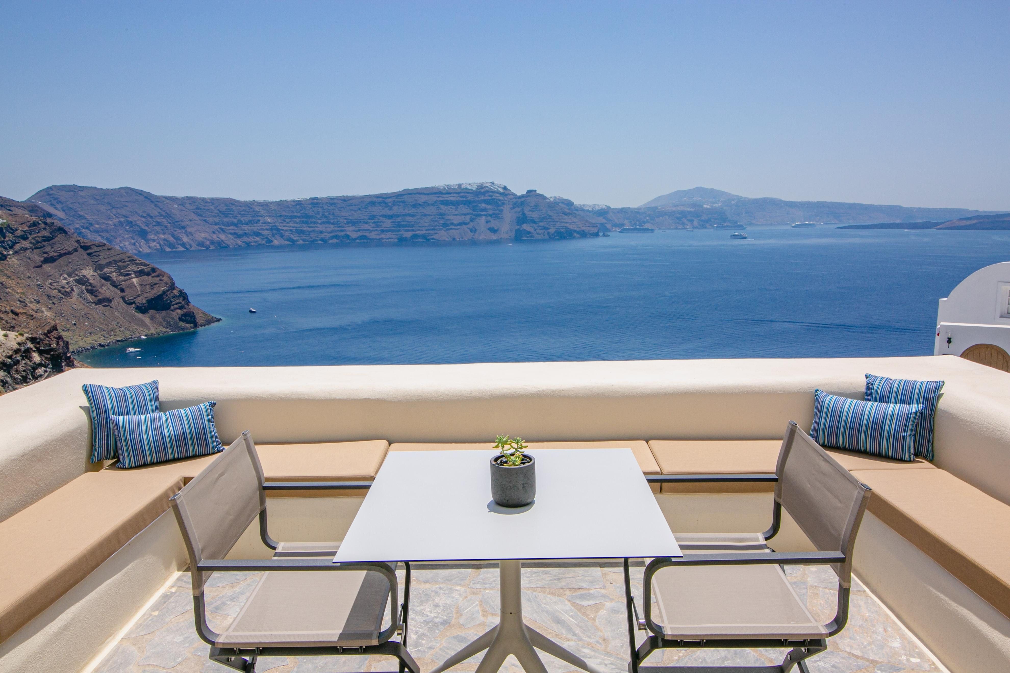 Villa Meltemi Oia Santorini 15: 2-Bedroom Apartment with Spa Pool and Sea Views, Santorini