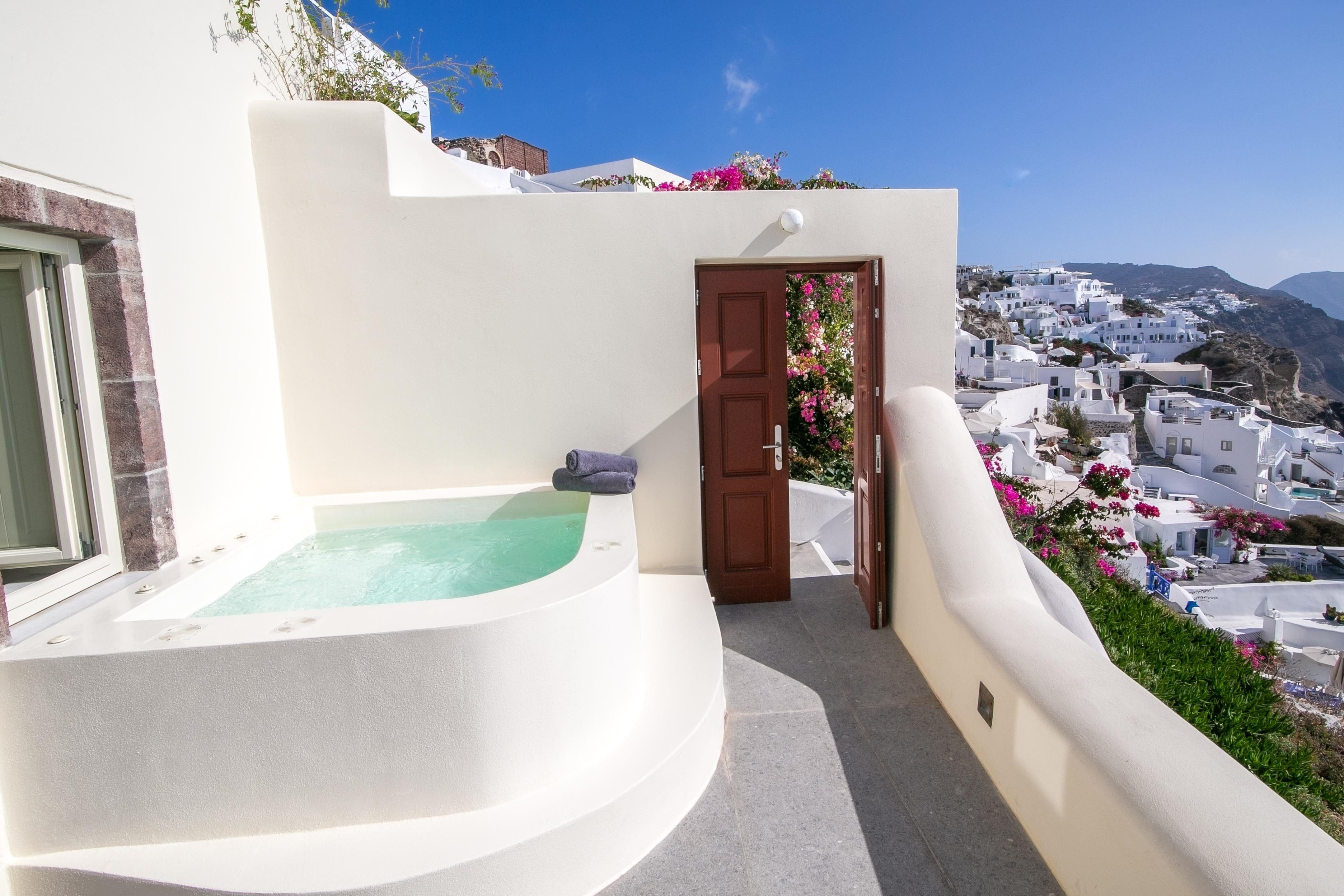 Villa Meltemi Oia Santorini 9: Elegant 2-Bedroom Apartment with Seaview and Hot Tub, Santorini