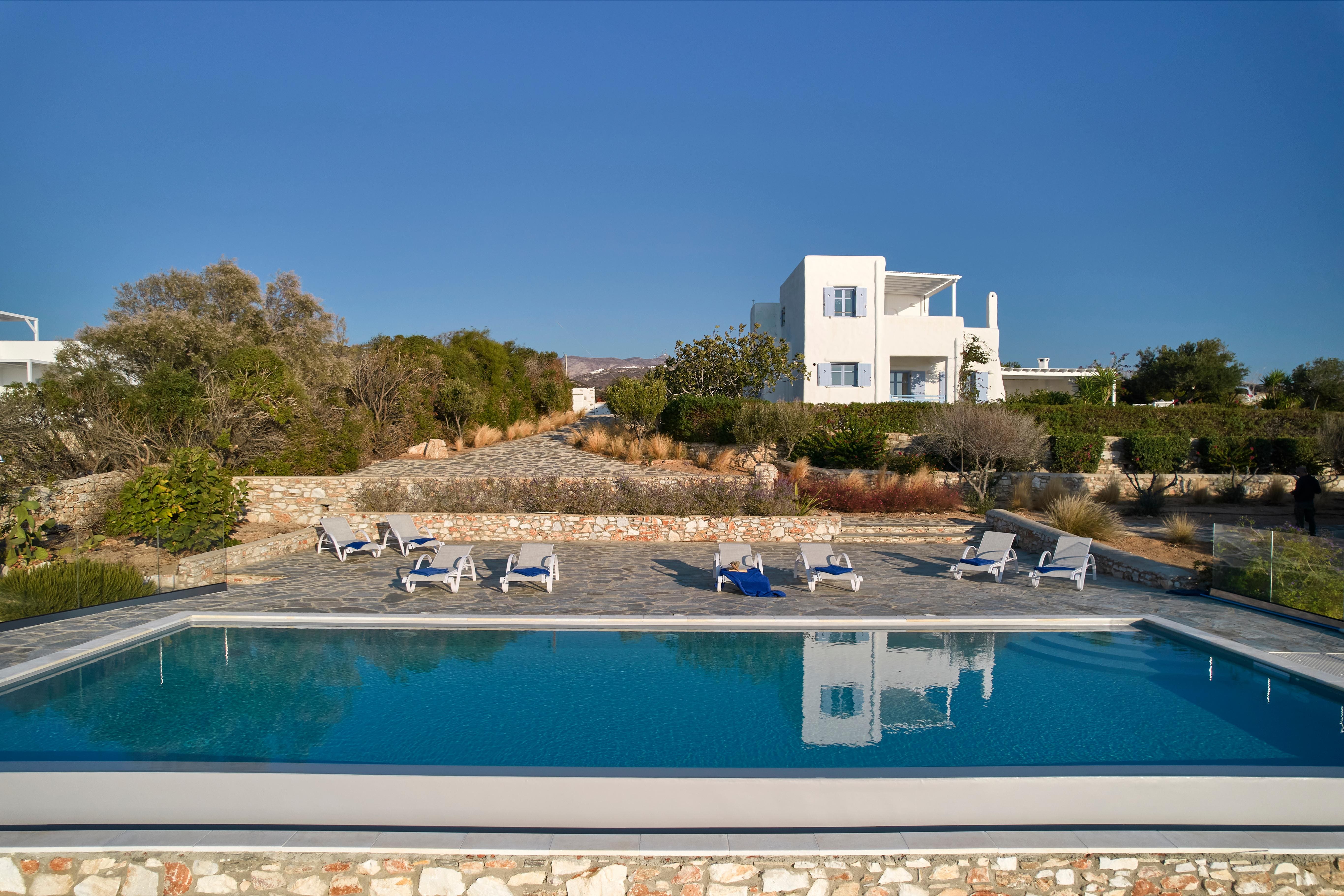 Villa Meltemi Paros Paros 73: Spacious 7-Bedroom Apartment with Infinity Pool and Sea Views, Paros