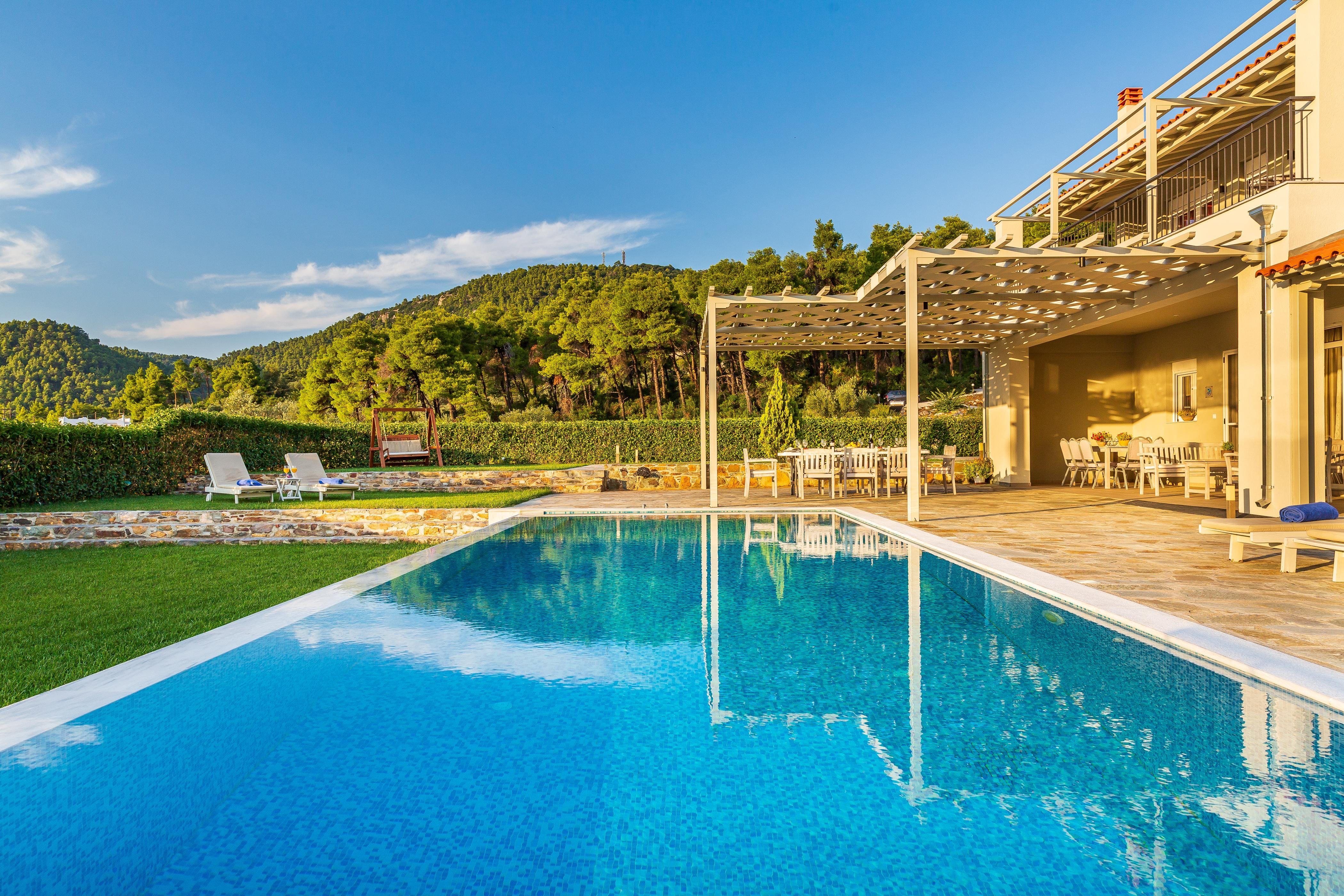 Villa Meltemi Skopelos Skopelos 2: Luxury 4-Bedroom Apartment with Infinity Pool and Sea Views, Skopelos