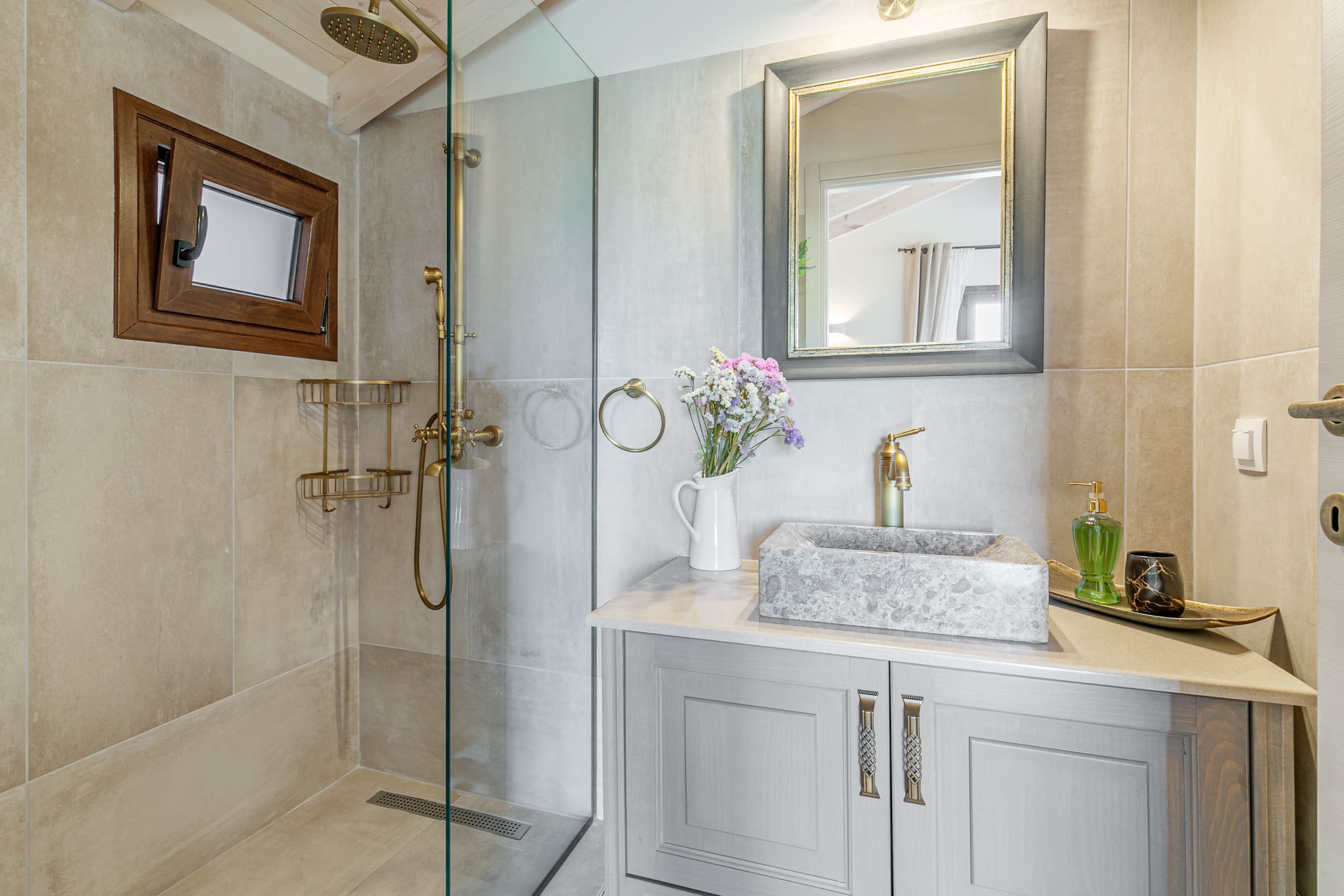 Villa Meltemi Stefanos: Charming 3-Bedroom Cottage with Beach Access, Agios Stefanos