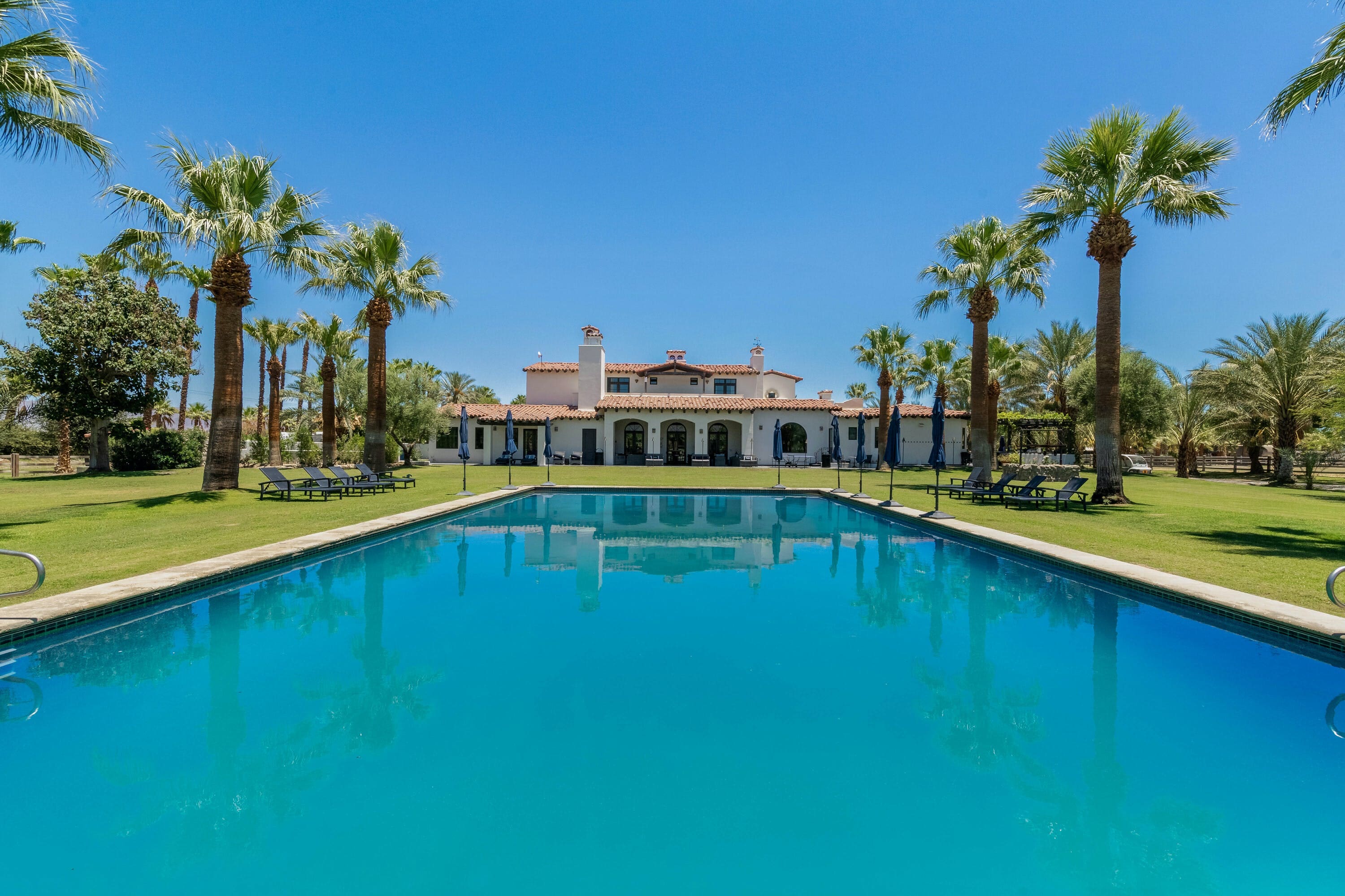 Villa Mesquite Coachella: Luxury 13-Bedroom Golf Villa with Pool and Hot Tub, Coachella