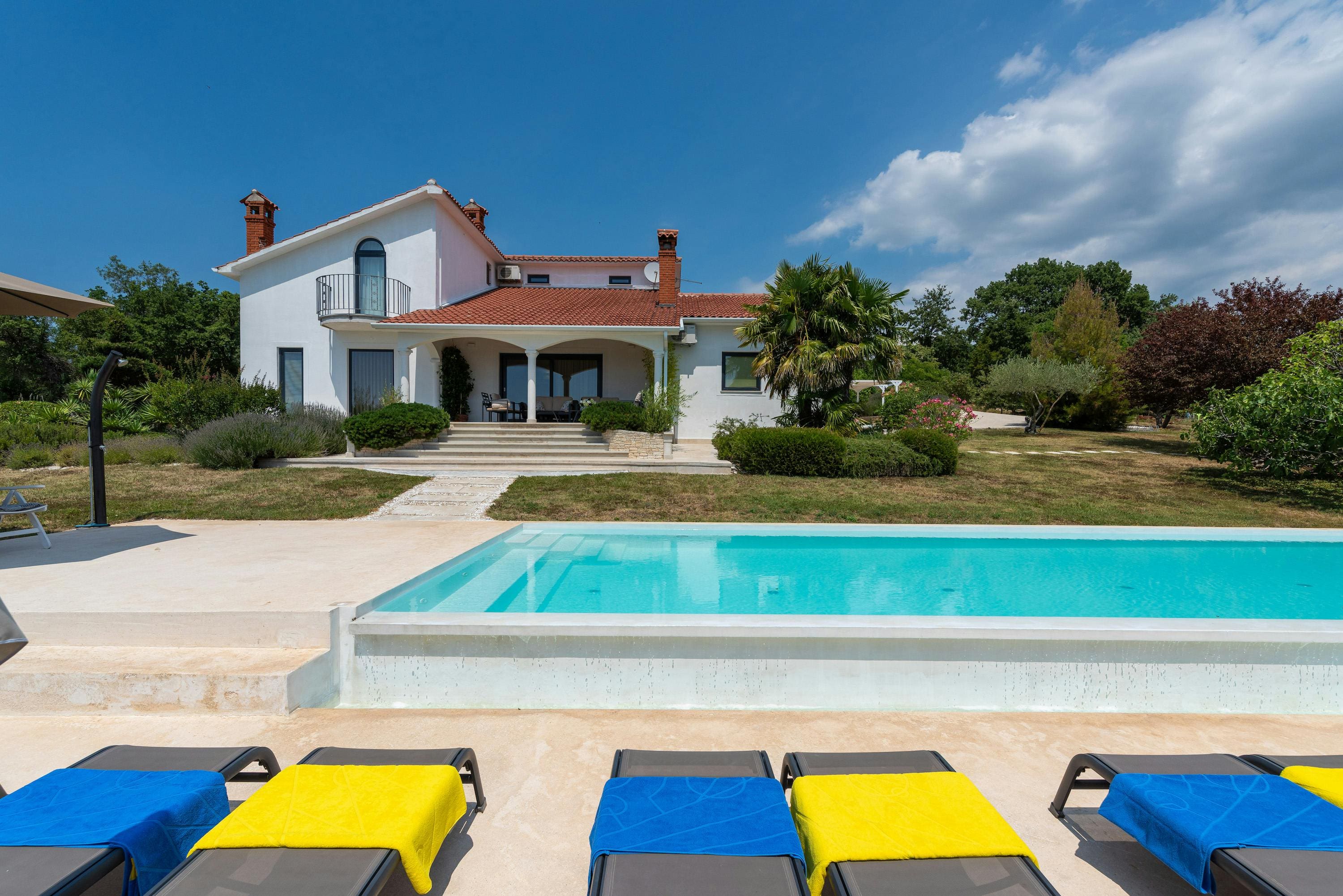 Villa Mirna Pazin: Luxury 6-Bedroom Villa with Pool and Countryside Views, Istria