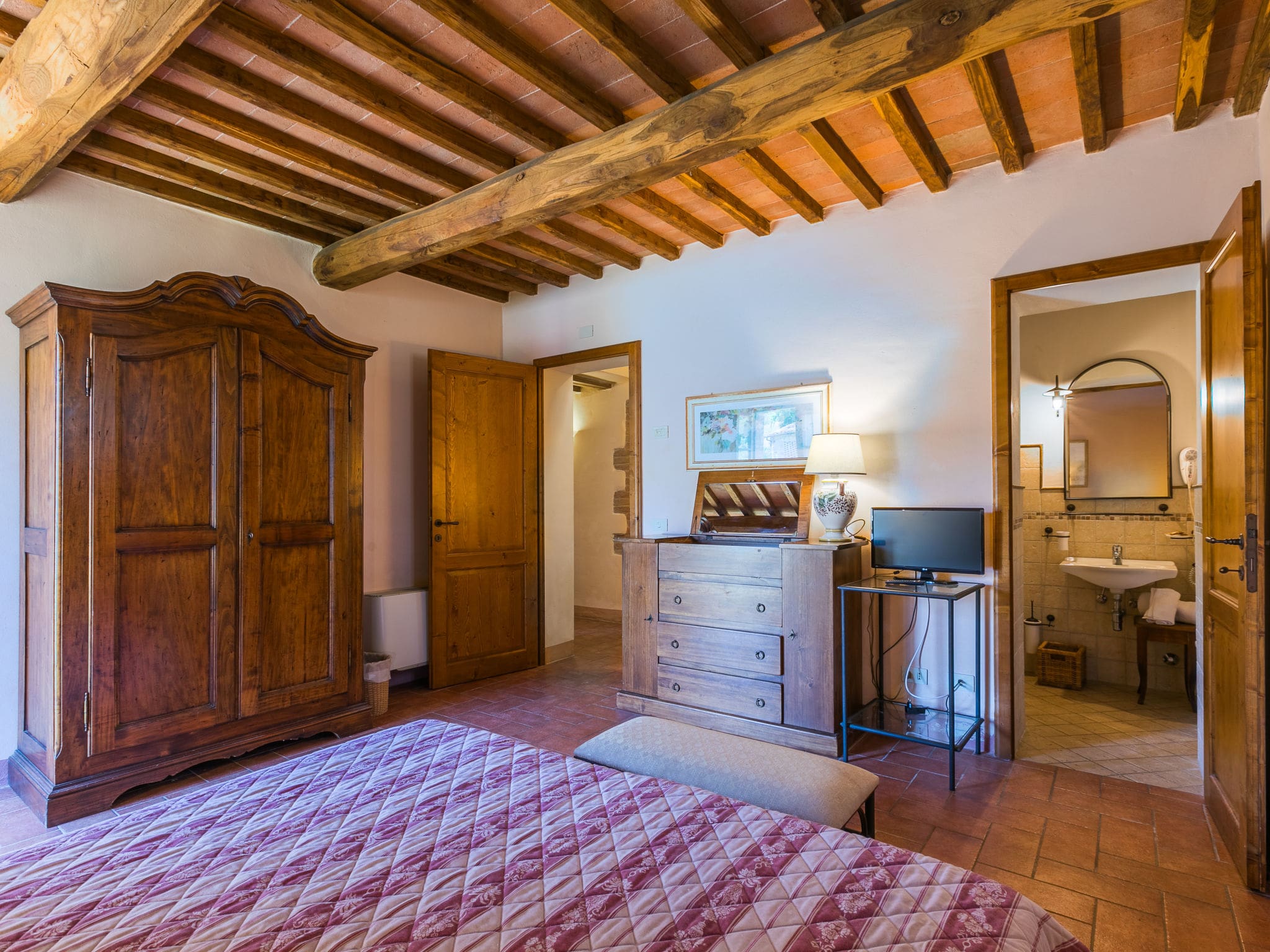 Villa Montagnola Elsa: Spacious 8-Bedroom Tuscan Villa with Private Pool and Panoramic Countryside Views