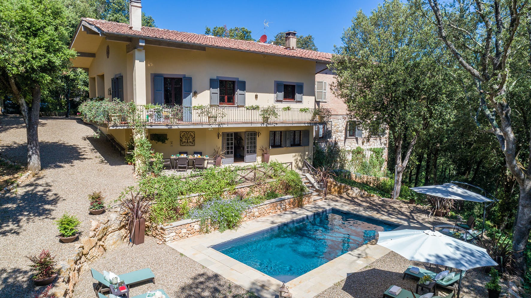 Villa Montagnola Senese: Luxury 3-Bedroom Apartment with Pool Access, Siena