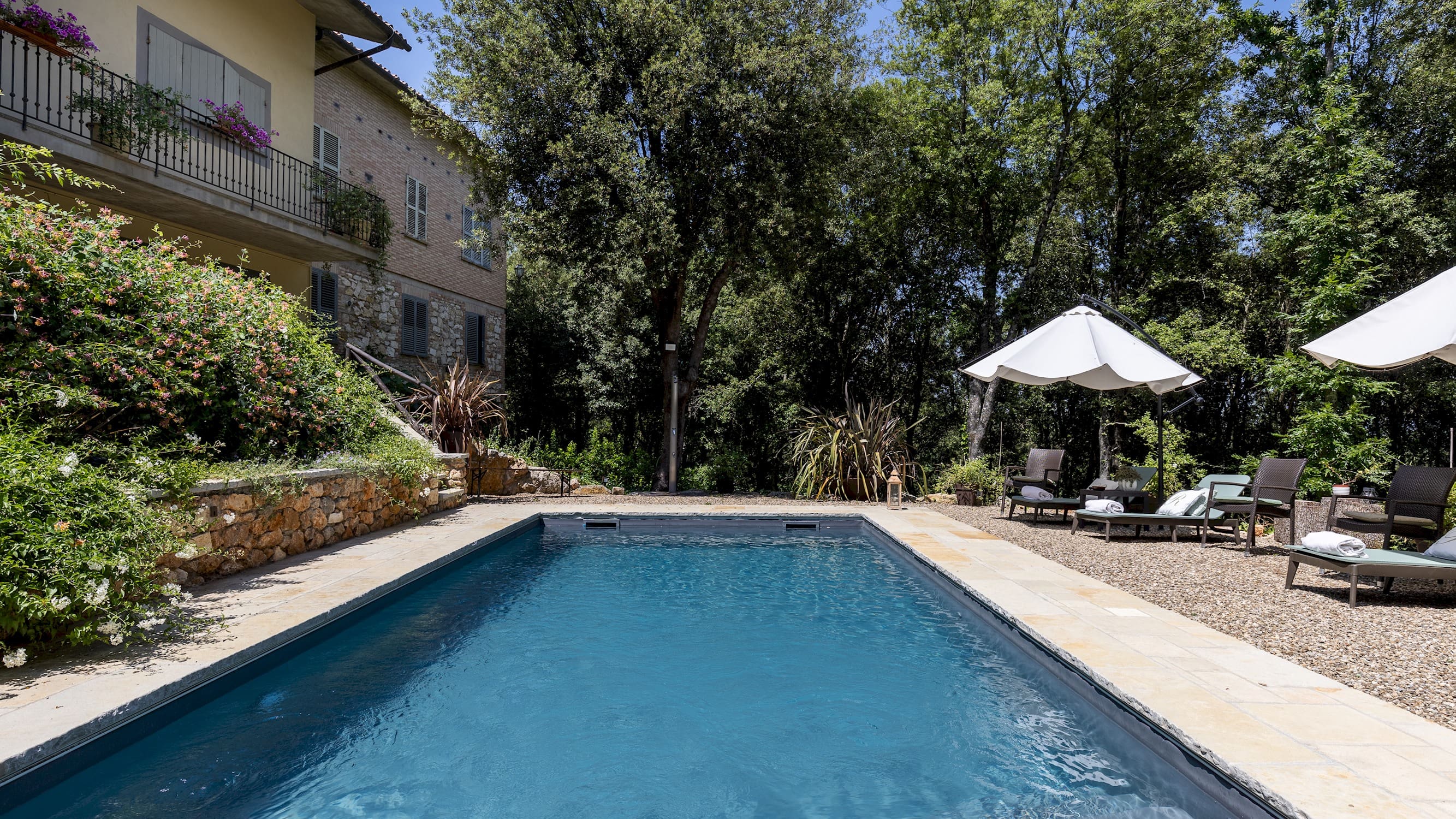 Villa Montagnola Senese: Luxury 3-Bedroom Apartment with Pool Access, Siena