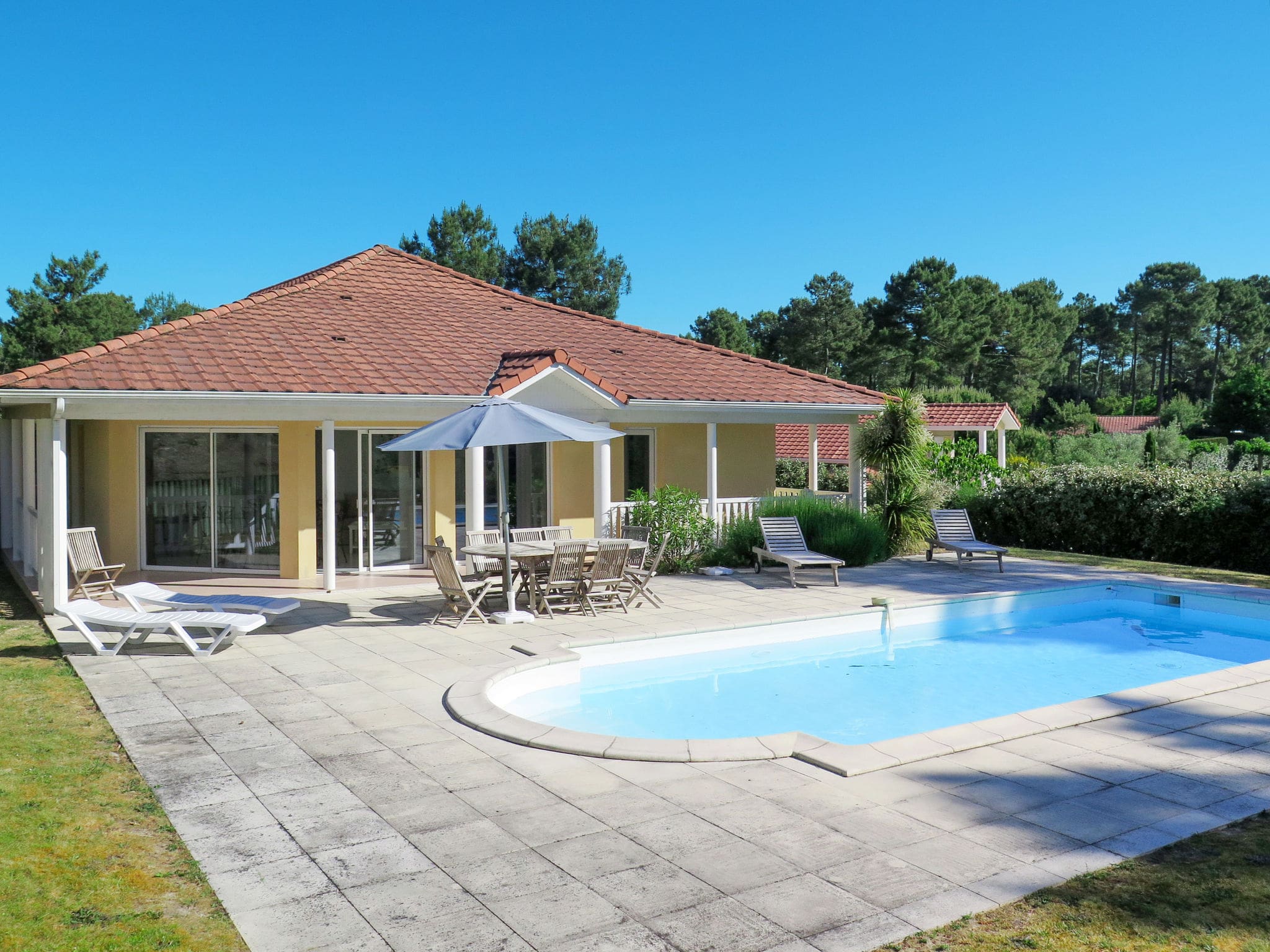Villa Montalivet Lacanau: Spacious 4-Bedroom Villa with Private Pool and Golf Course Access in Southwest France